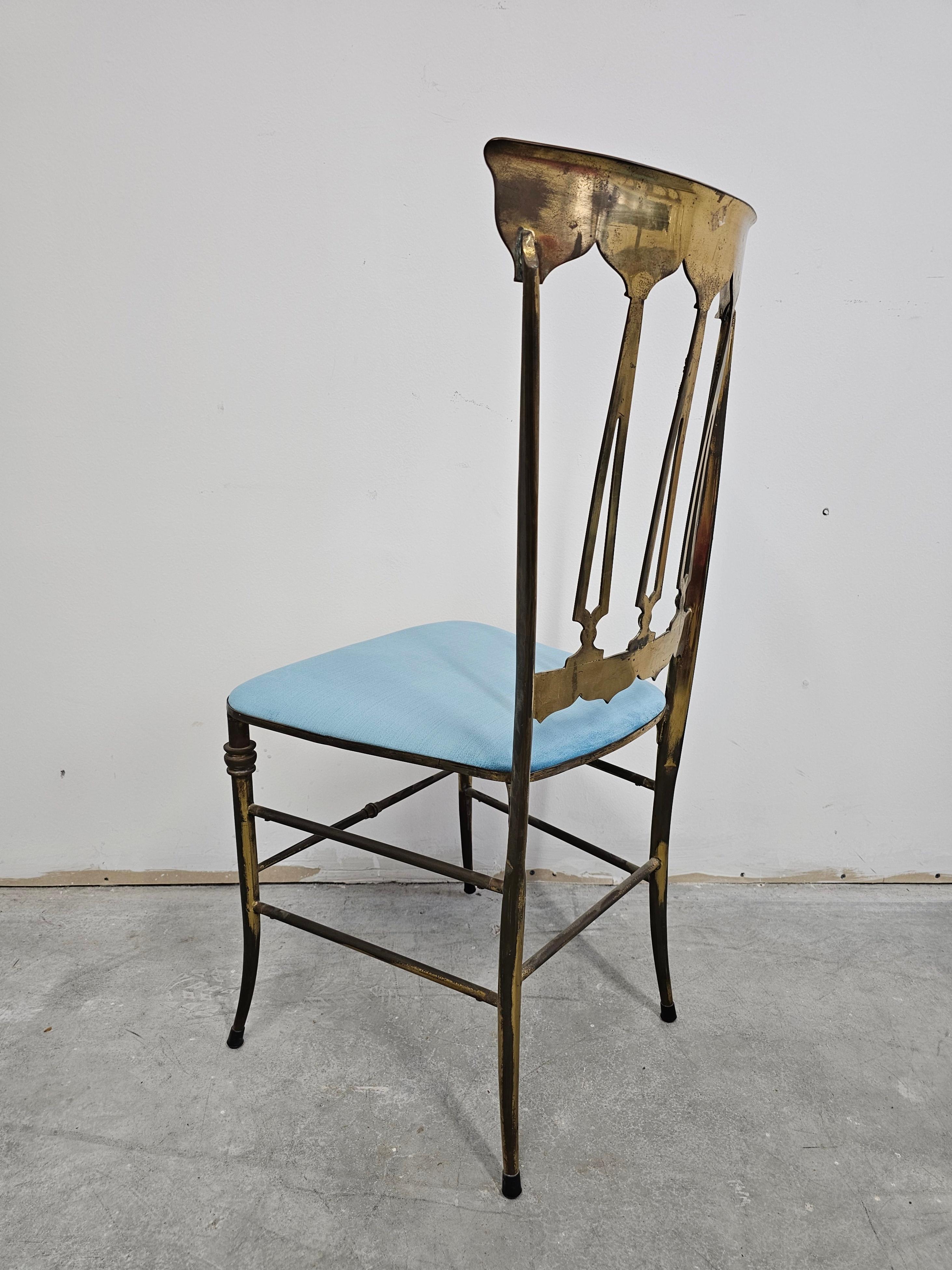 Metà XX secolo Coppia di poltroncine di Chiavari in ottone massiccio con sedute in peluche blu bambino in vendita