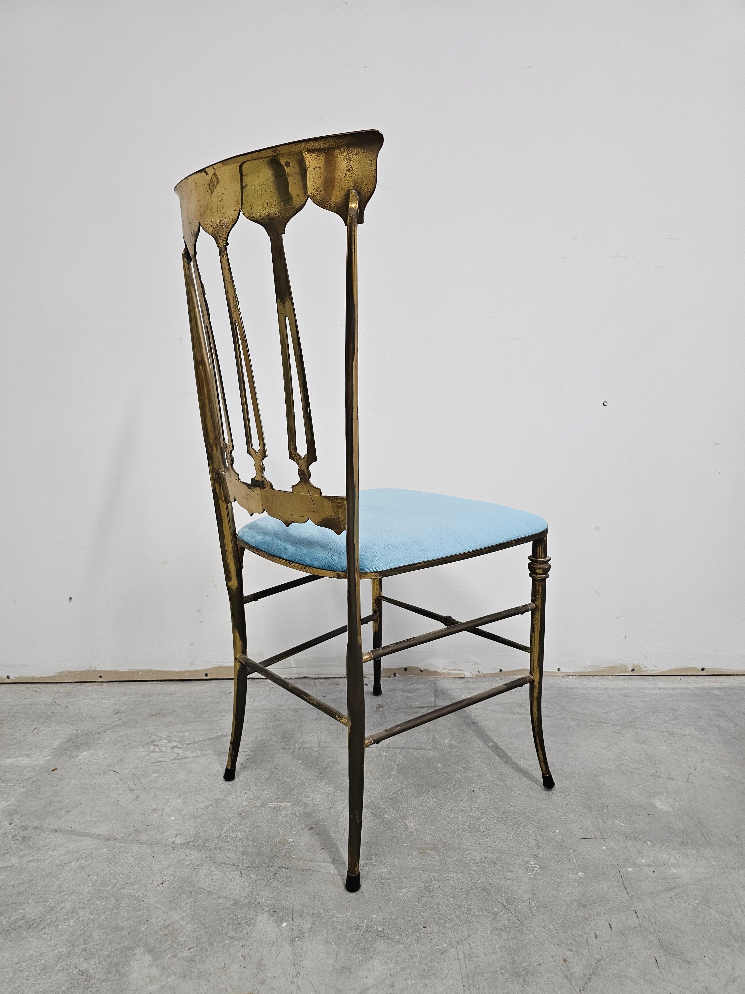 Coppia di poltroncine di Chiavari in ottone massiccio con sedute in peluche blu bambino in vendita 1