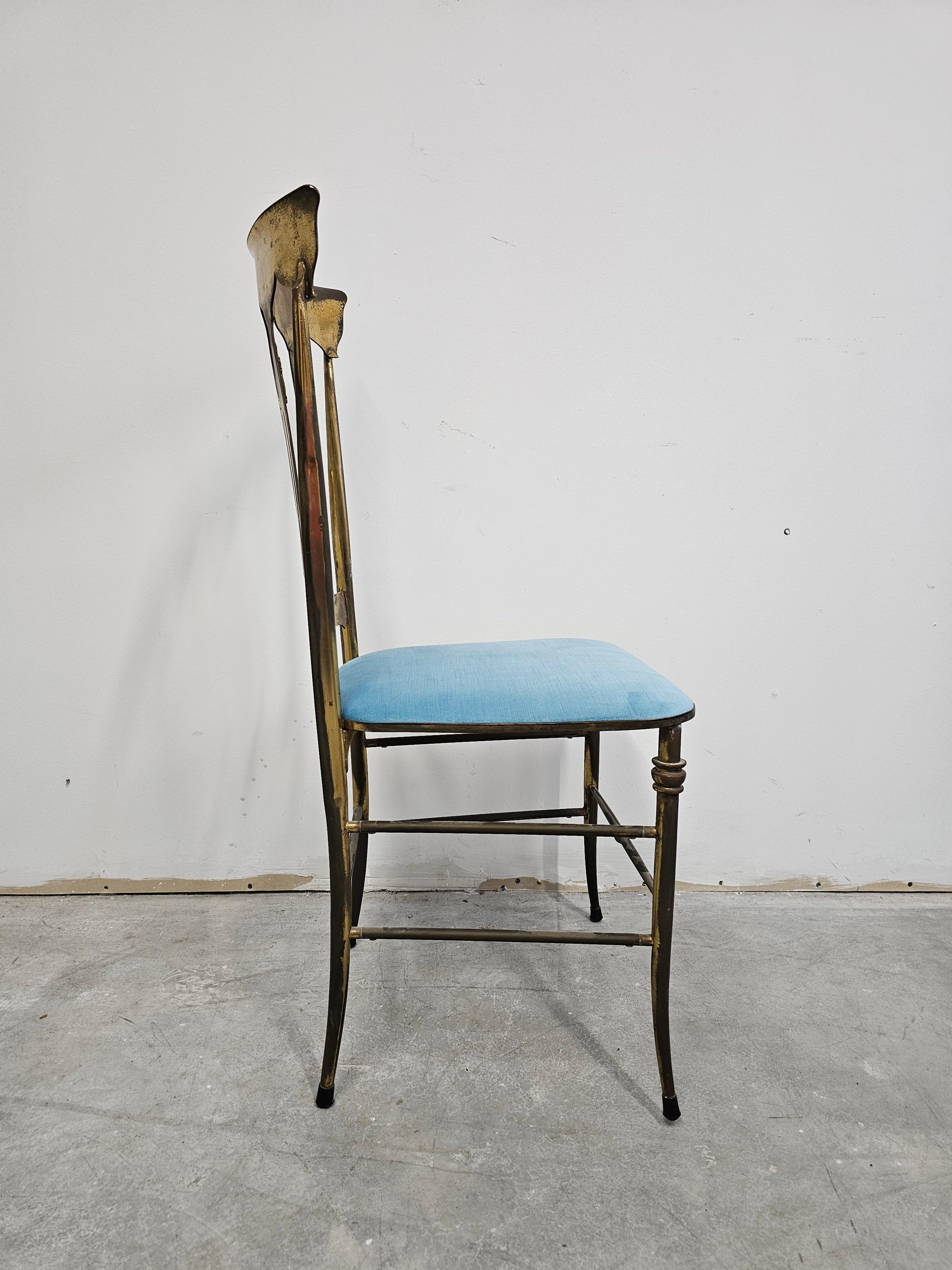 Coppia di poltroncine di Chiavari in ottone massiccio con sedute in peluche blu bambino in vendita 2