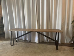 Zwei schicke antike "Grimaud"-Bänke mit schmiedeeisernen Gestellen und wiederverwendetem Holz