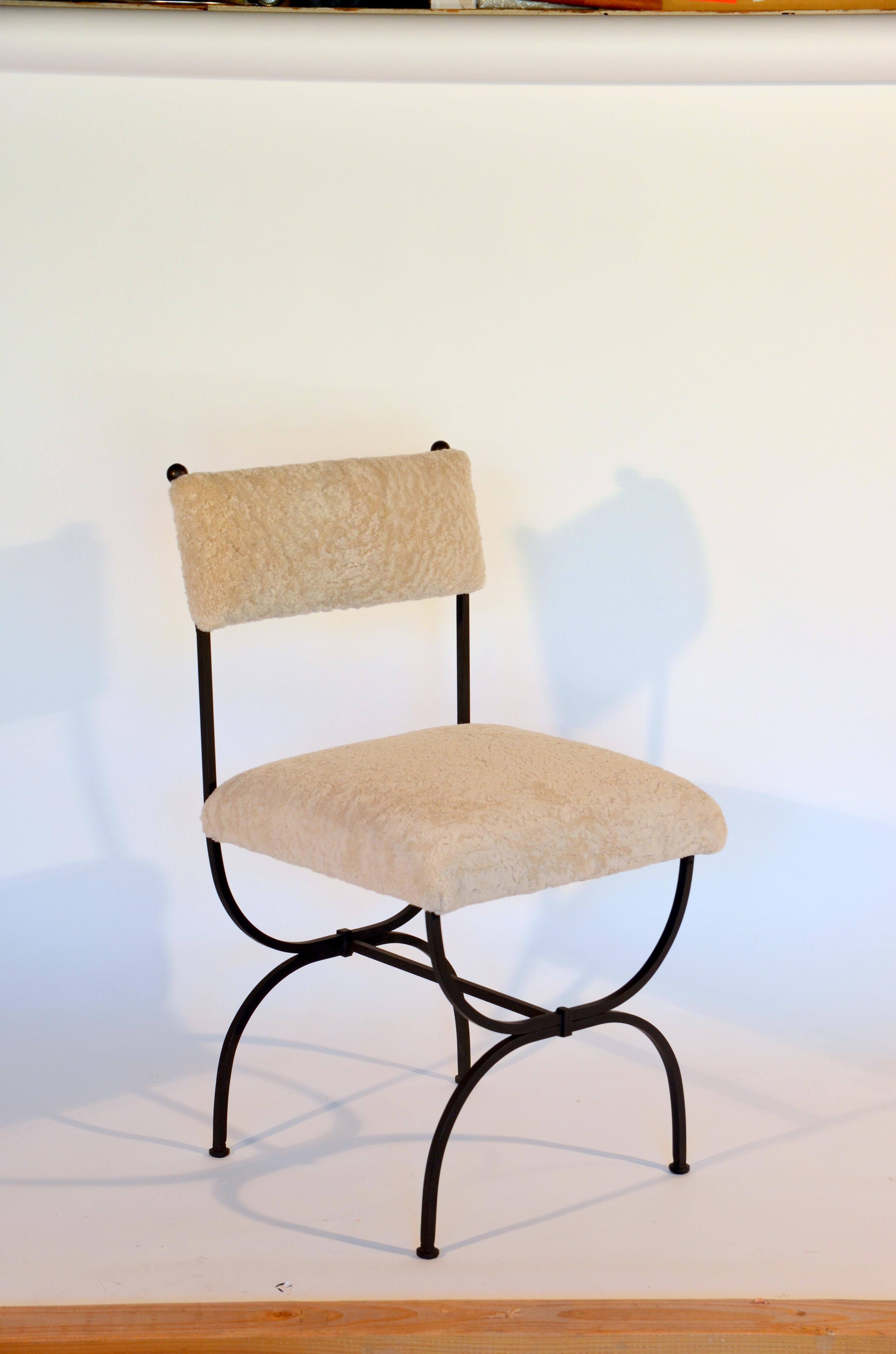 Ein Paar schicke 'Arcade' Stühle aus Schmiedeeisen und Lammfell von Design Frères (Französisch) im Angebot