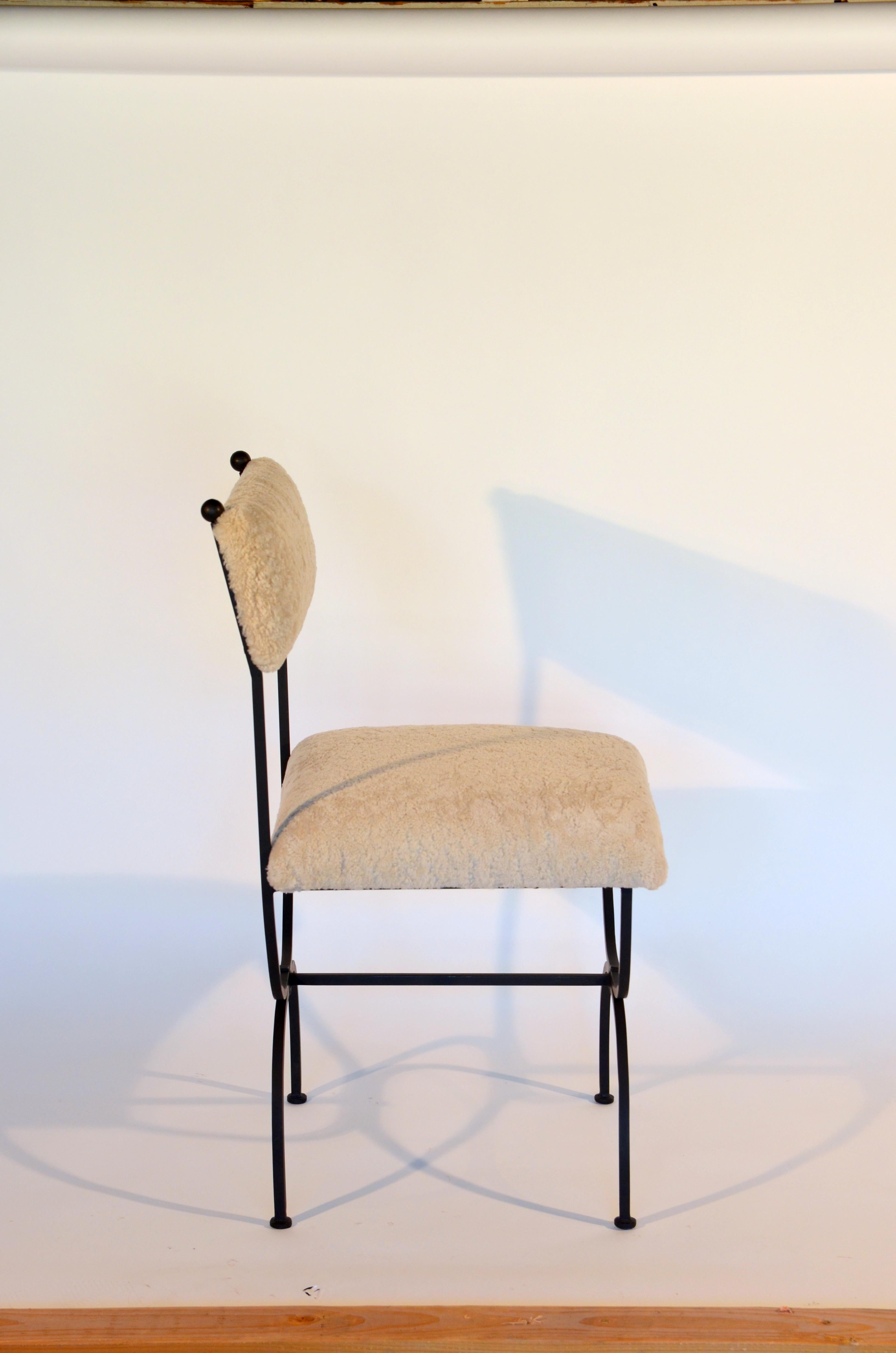 Ein Paar schicke 'Arcade' Stühle aus Schmiedeeisen und Lammfell von Design Frères (Pulverbeschichtet) im Angebot