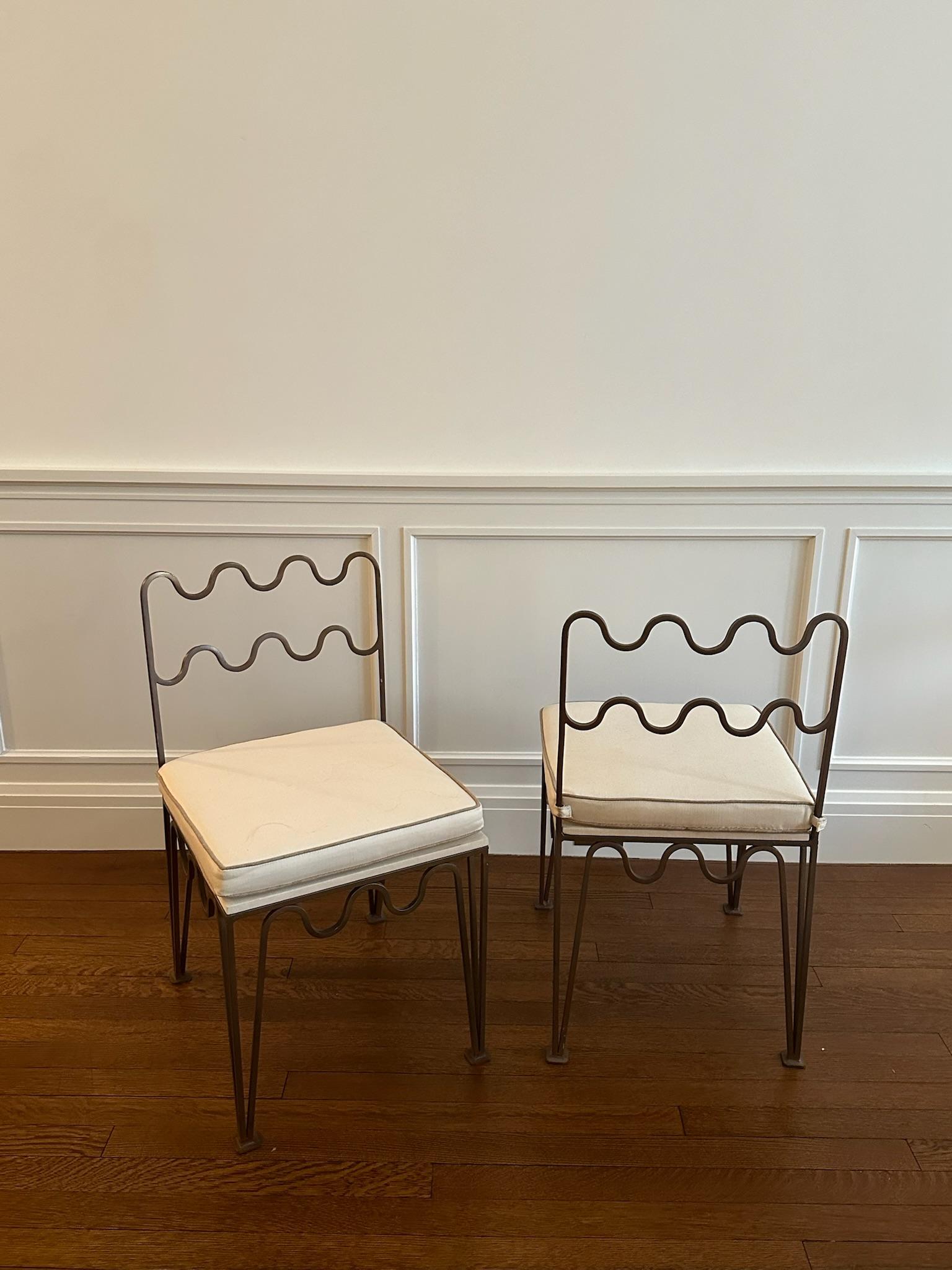 Paire de chaises d'appoint chic en bronze achetées chez Blend Interiors dans le cadre de la ligne Design Frères. Fabriquées à la main à Los Angeles, en Californie, elles sont composées de matériaux en bronze et en lin avec une finition vert-de-gris.