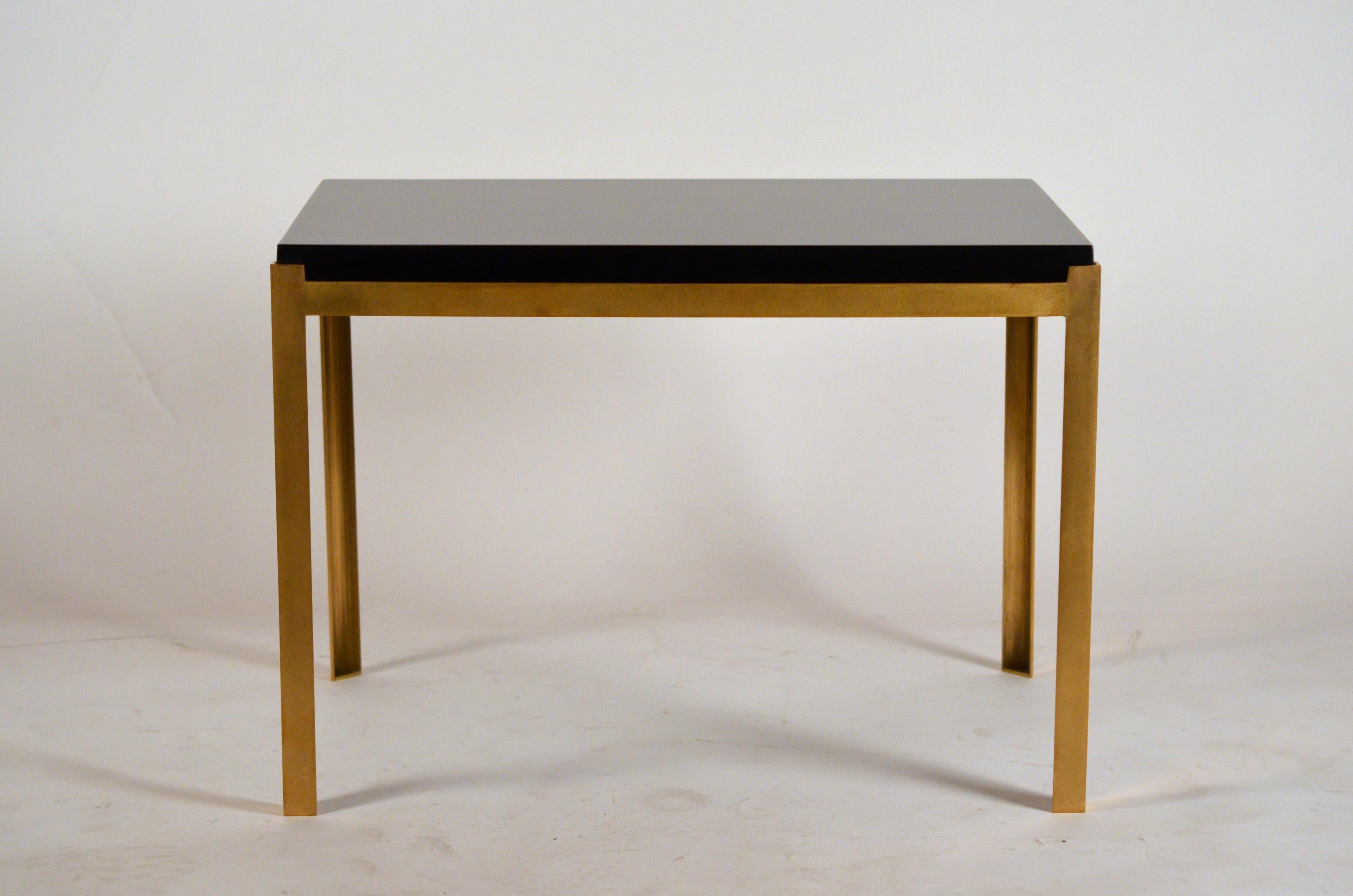 Paire de tables d'appoint chic 'Caisson' en laiton et laque noire de Design Frères. Des cadres en laiton massif (non plaqué) et des dessus en laque durable (les sous-verres sont toujours recommandés). Idéal comme table d'extrémité, table d'appoint