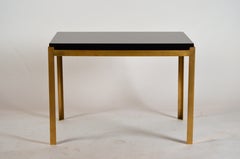 Paire de tables d'appoint Chic "Caisson" en laiton massif et laque noire par Design Frres