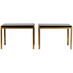 Coppia di tavolini chic 'Caisson' in ottone massiccio e lacca nera di Design Frères