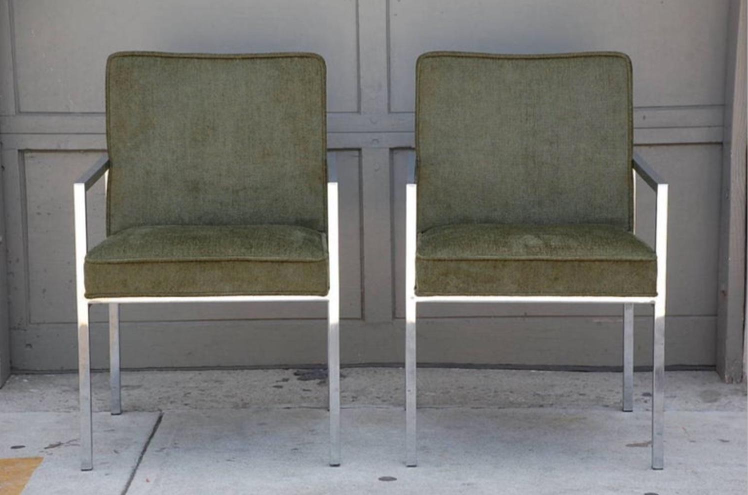 Ein Paar schicke gepolsterte Sessel aus verchromtem Stahl. Schwer. Sehr bequem. Maße: 19 in. Sitzhöhe, 24,5 in. Sitzhöhe.
