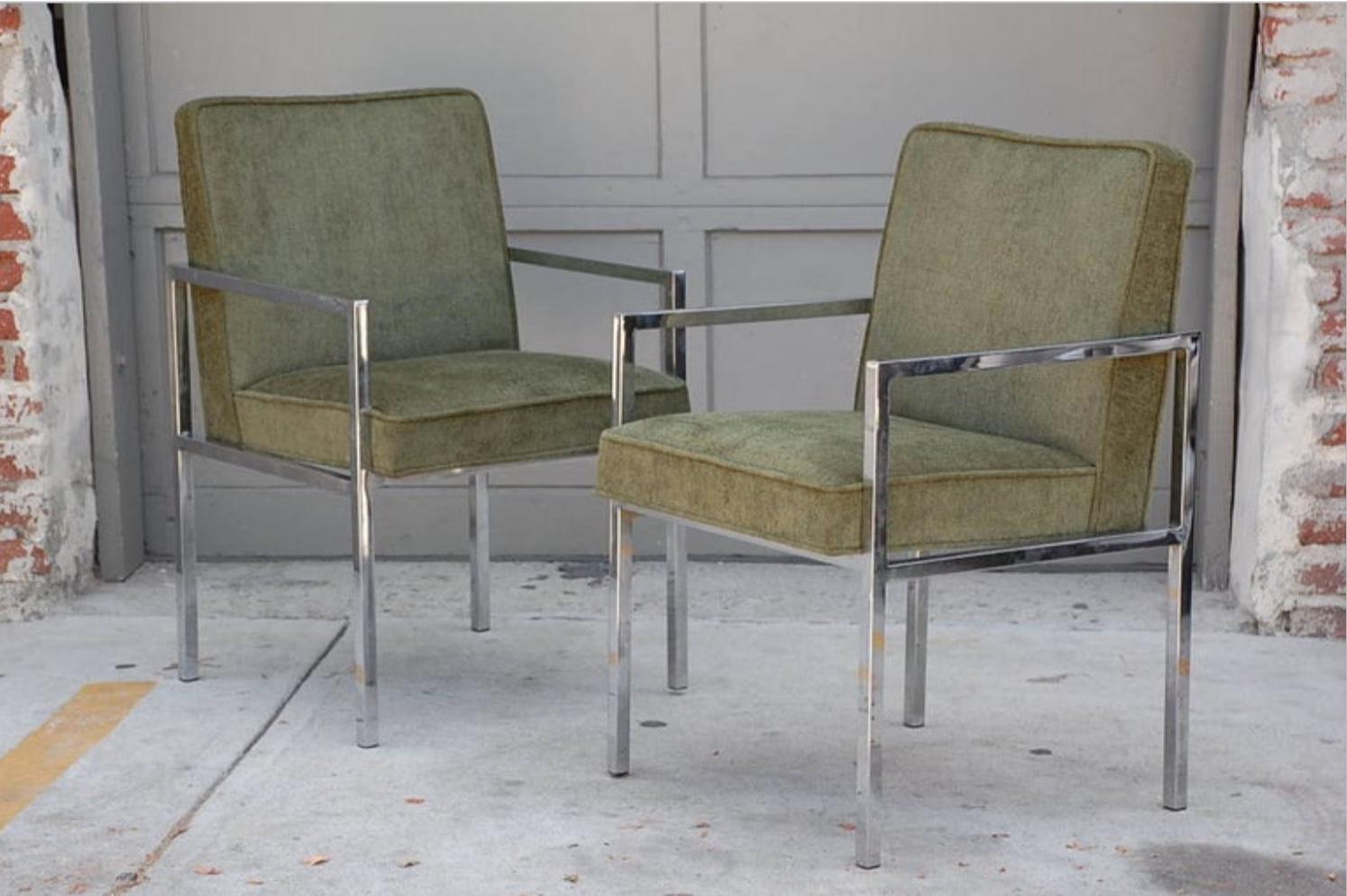 Paar schicke gepolsterte Sessel aus verchromtem Stahl (amerikanisch) im Angebot