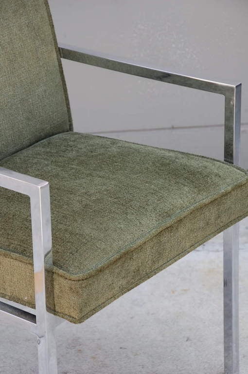 Paar schicke gepolsterte Sessel aus verchromtem Stahl im Angebot 1