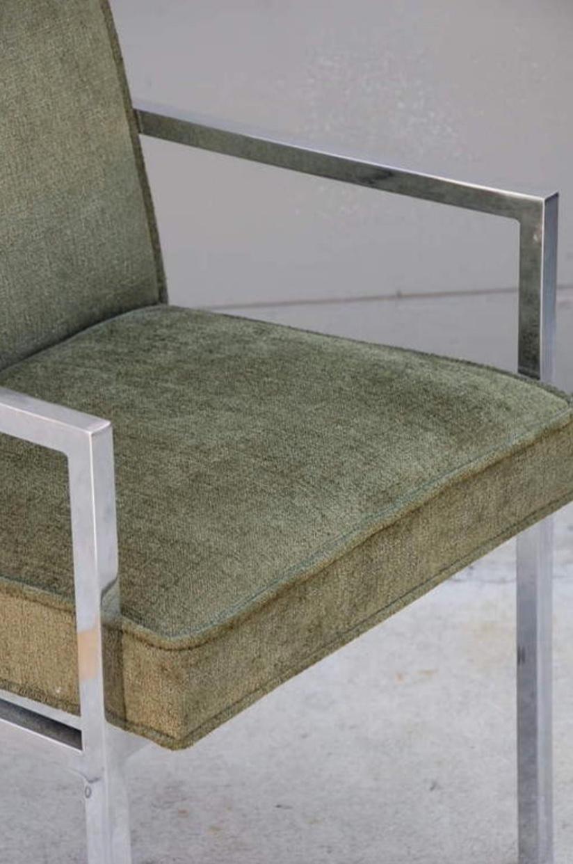 Paar schicke gepolsterte Sessel aus verchromtem Stahl im Angebot 1