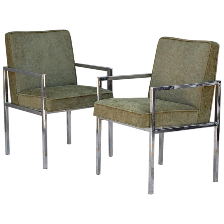 Paire de fauteuils chics rembourrés en acier chromé et tapissés