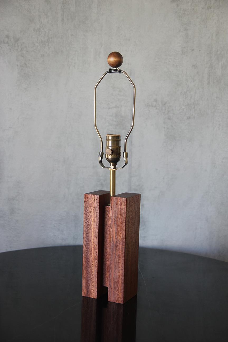 Paire de lampes Chic 'Cubismo' avec abat-jour en lin par Understated Design Neuf - En vente à Los Angeles, CA