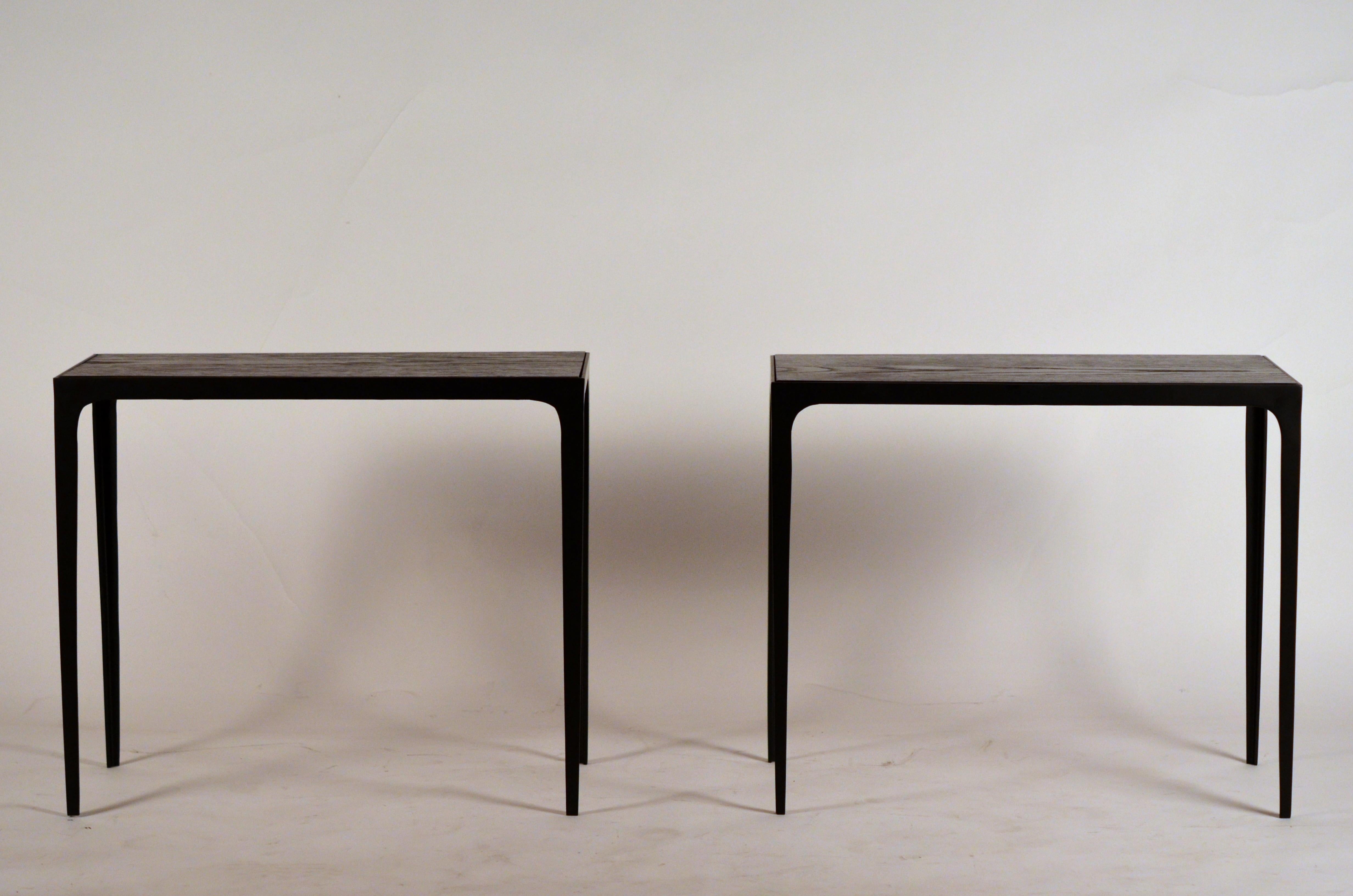 Paire de tables d'appoint 'Esquisse' en chêne ébonisé par Design Frères. Plateaux rainurés en chêne noirci et scellé sur des cadres en fer noir mat.