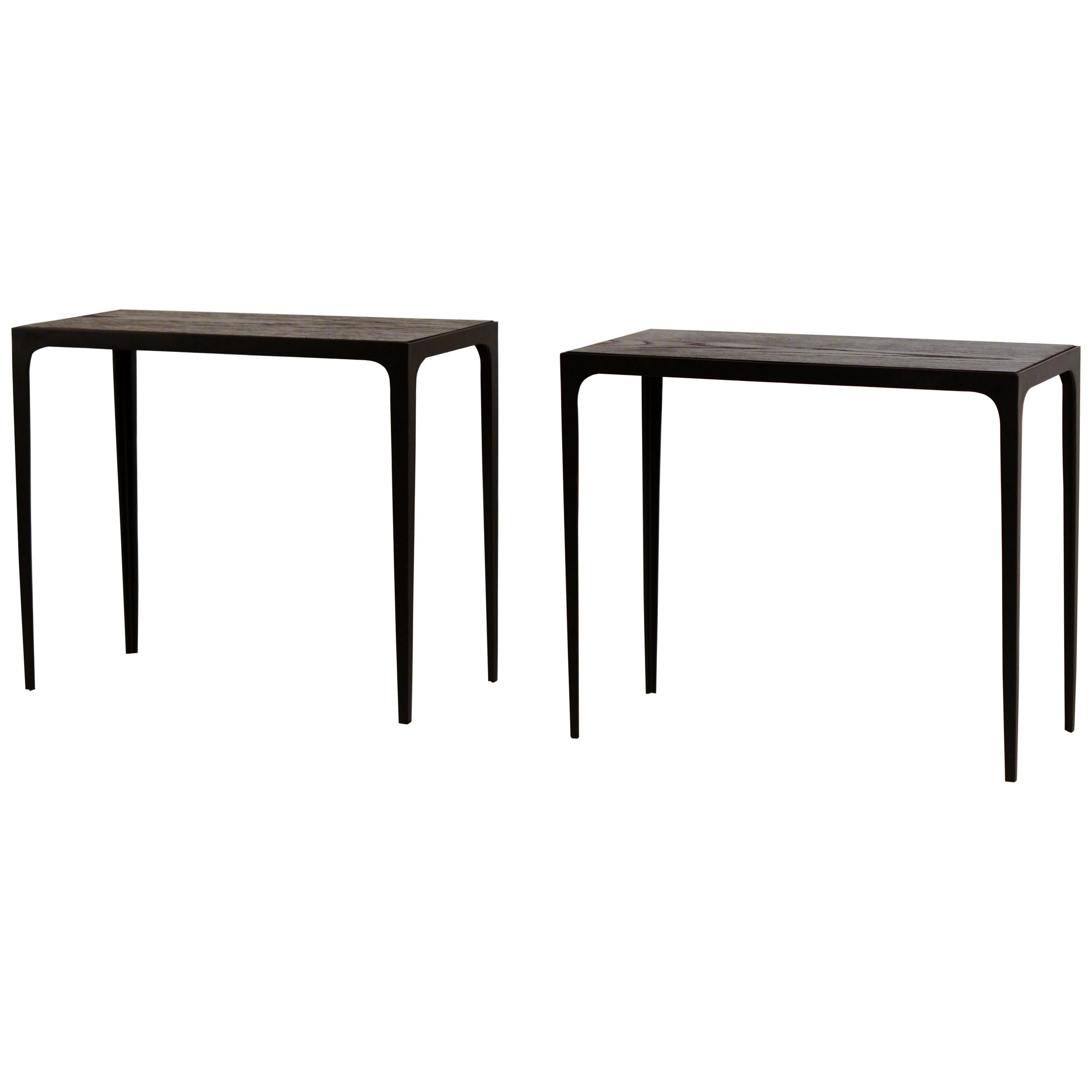Pareja de elegantes mesas auxiliares de roble ebonizado "Esquisse" de Design Frères en venta