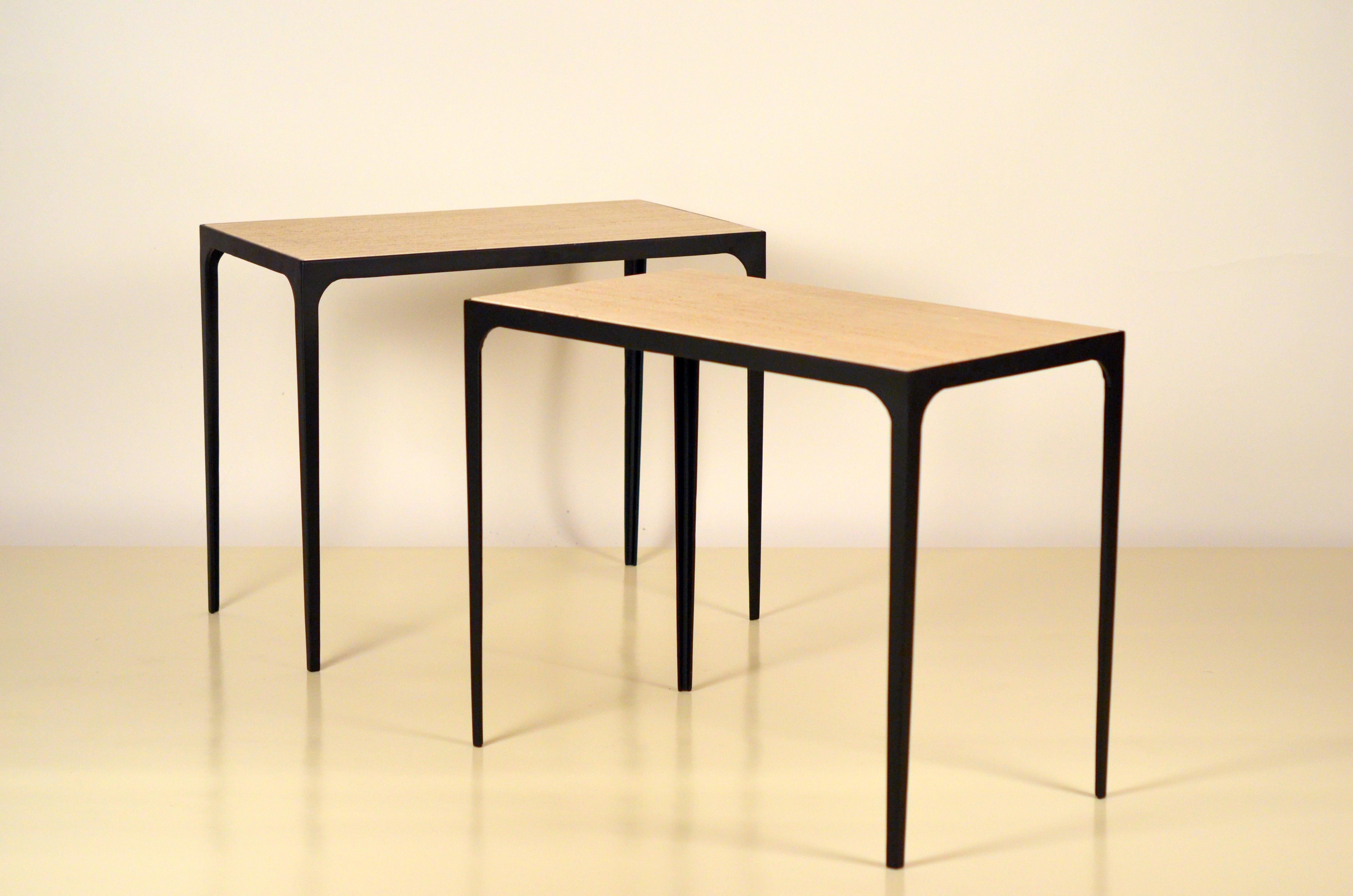 Peint Paire de tables d'appoint chics en travertin ivoire rainuré « Esquisse » de Design Frres en vente