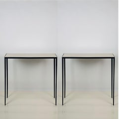 Pareja de elegantes consolas de hierro forjado y pergamino "Etude" de Design Frères