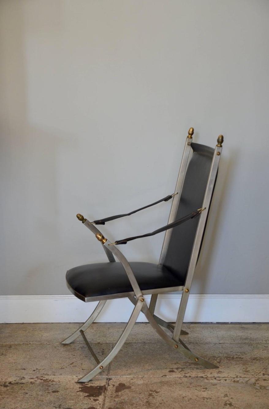 Français Paire de fauteuils de campagne pliants et chics dans le style de la Maison Jansen en vente