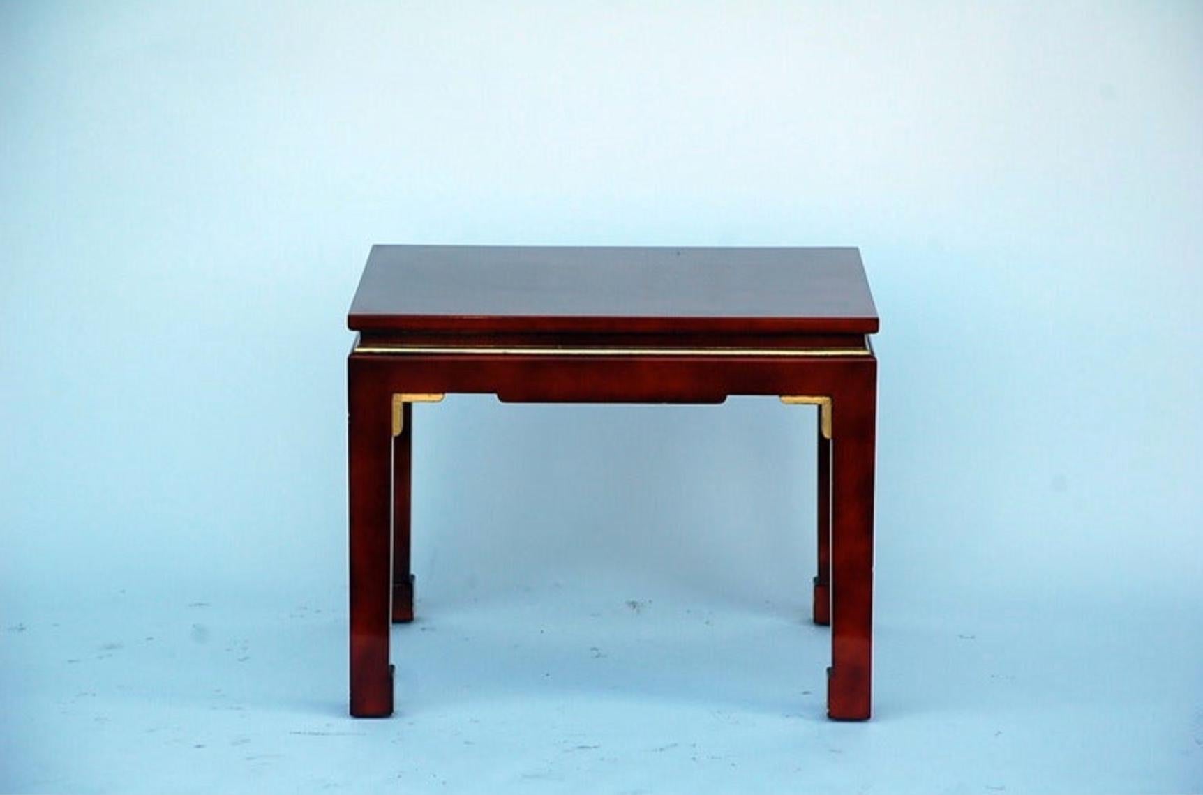 Paire de tables en laque d'inspiration asiatique des années 60. Elle peut également être utilisée comme table basse en deux parties.
