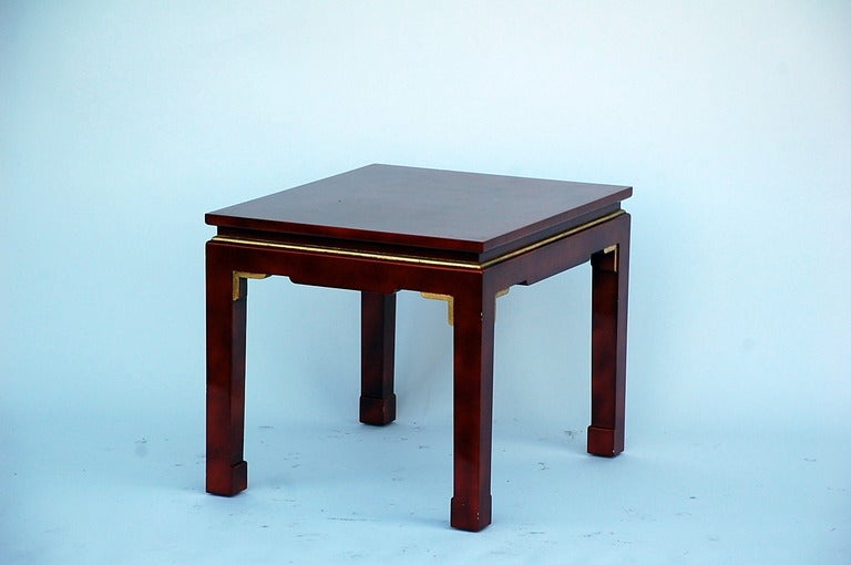 Français Paire de tables chics françaises des années 1960 en laque d'inspiration asiatique en vente