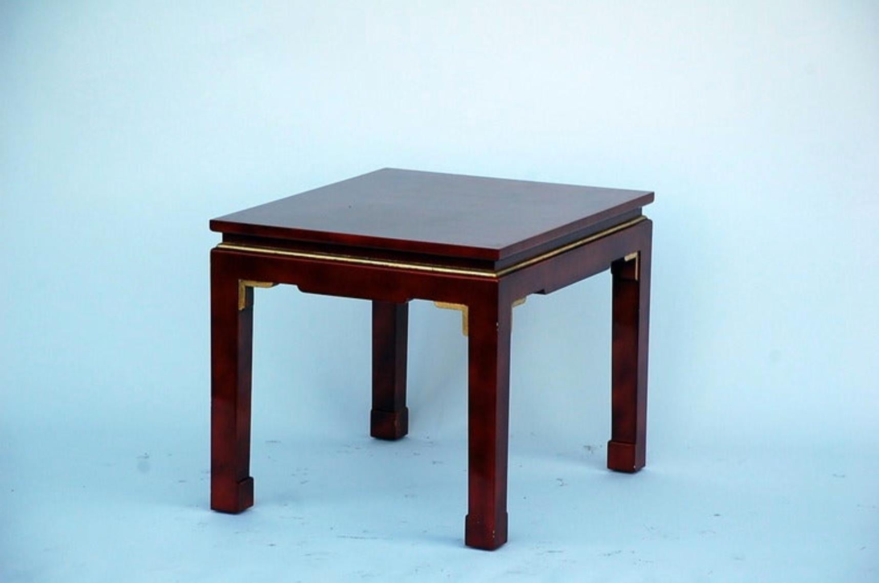 Français Paire de tables chics françaises en laque d'inspiration asiatique des années 60 en vente
