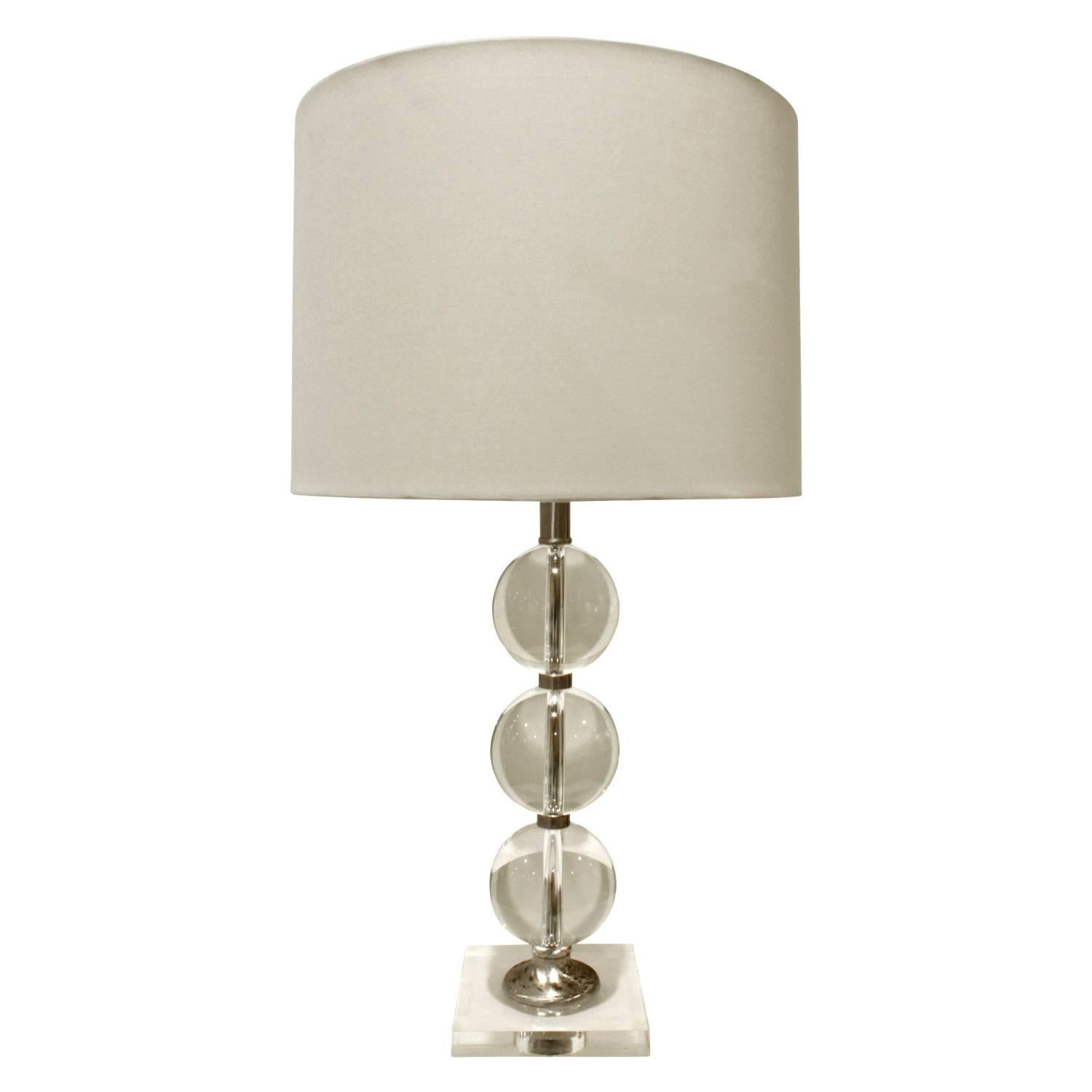 Paire d'élégantes lampes de table en chrome avec boules en verre et base en Lucite:: années 1940 américaines. Ceux-ci ont été recâblés. 

Mesures : Diamètre de l'abat-jour : 16 pouces 

 