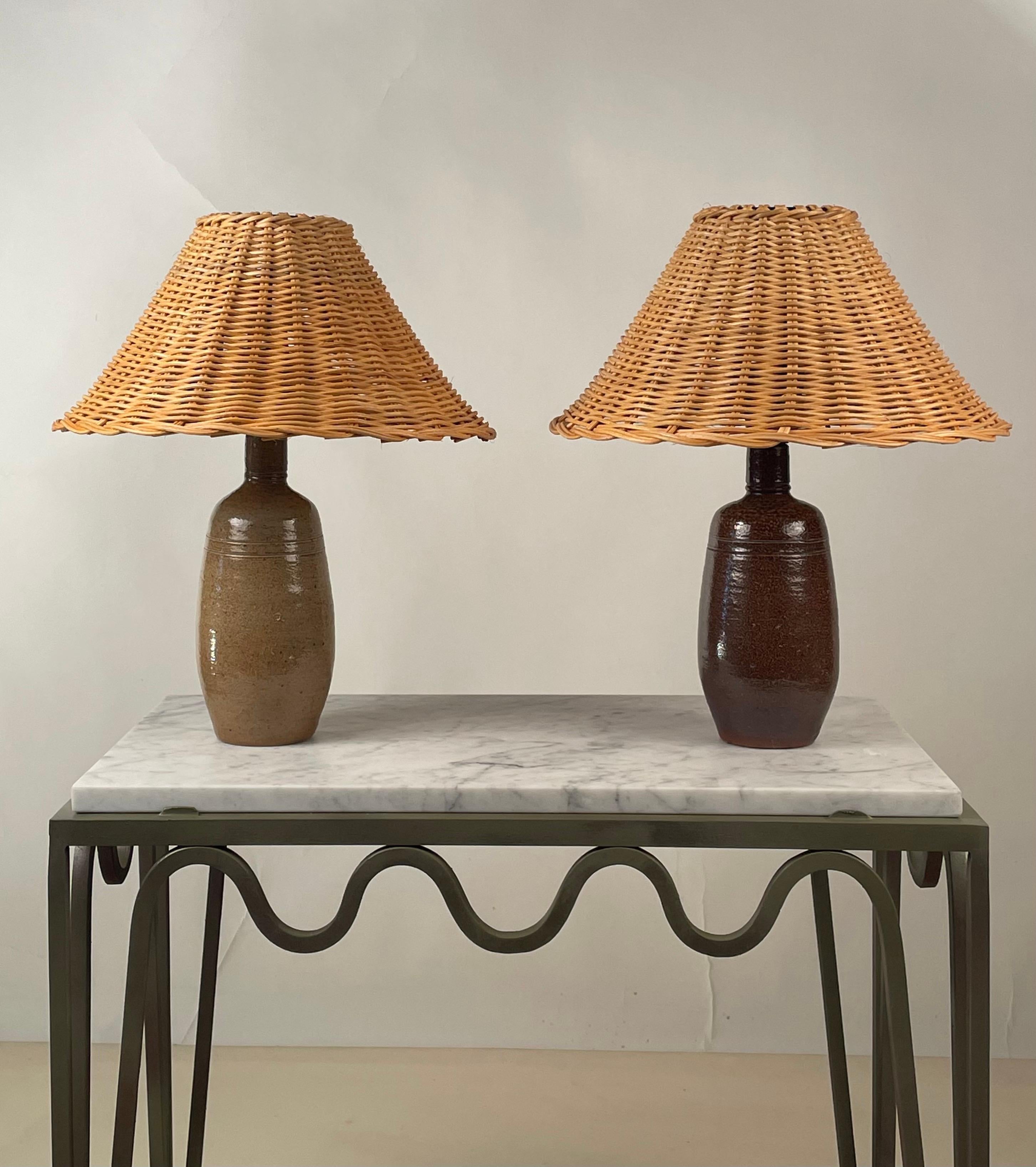 Coppia di lampade chic in terracotta e rattan 