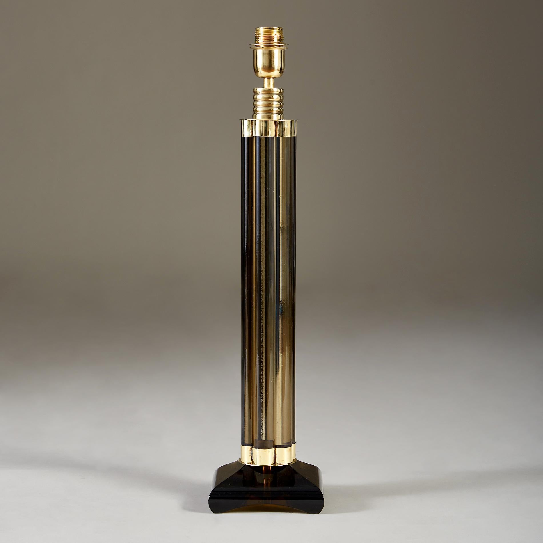 XXI secolo e contemporaneo Coppia di eleganti lampade a colonna in vetro fumé e ottone di Murano in vendita