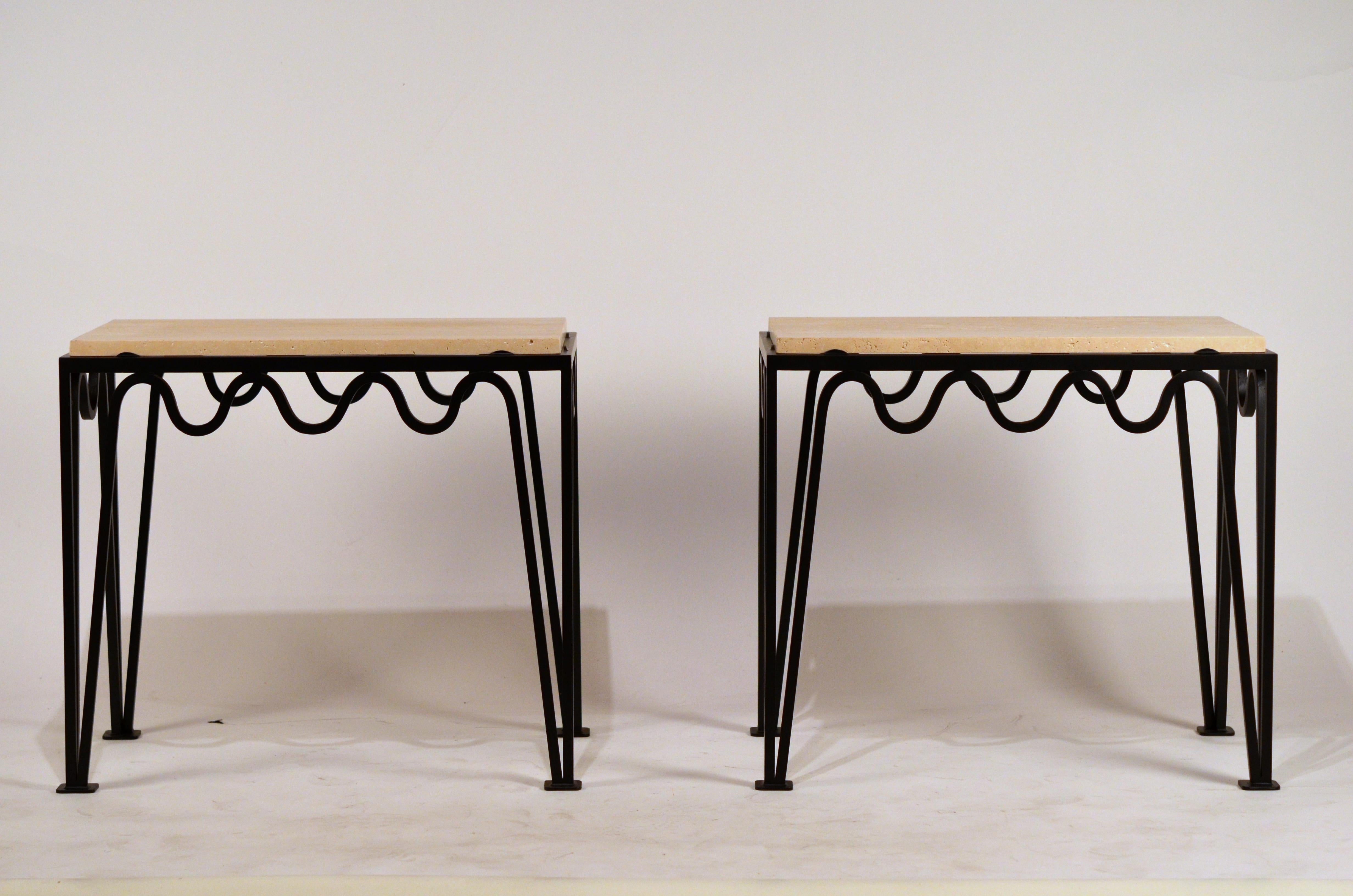 Ein Paar schicke Beistelltische 'Méandre' aus schwarzem Eisen und Travertin von Design Frères (Moderne) im Angebot