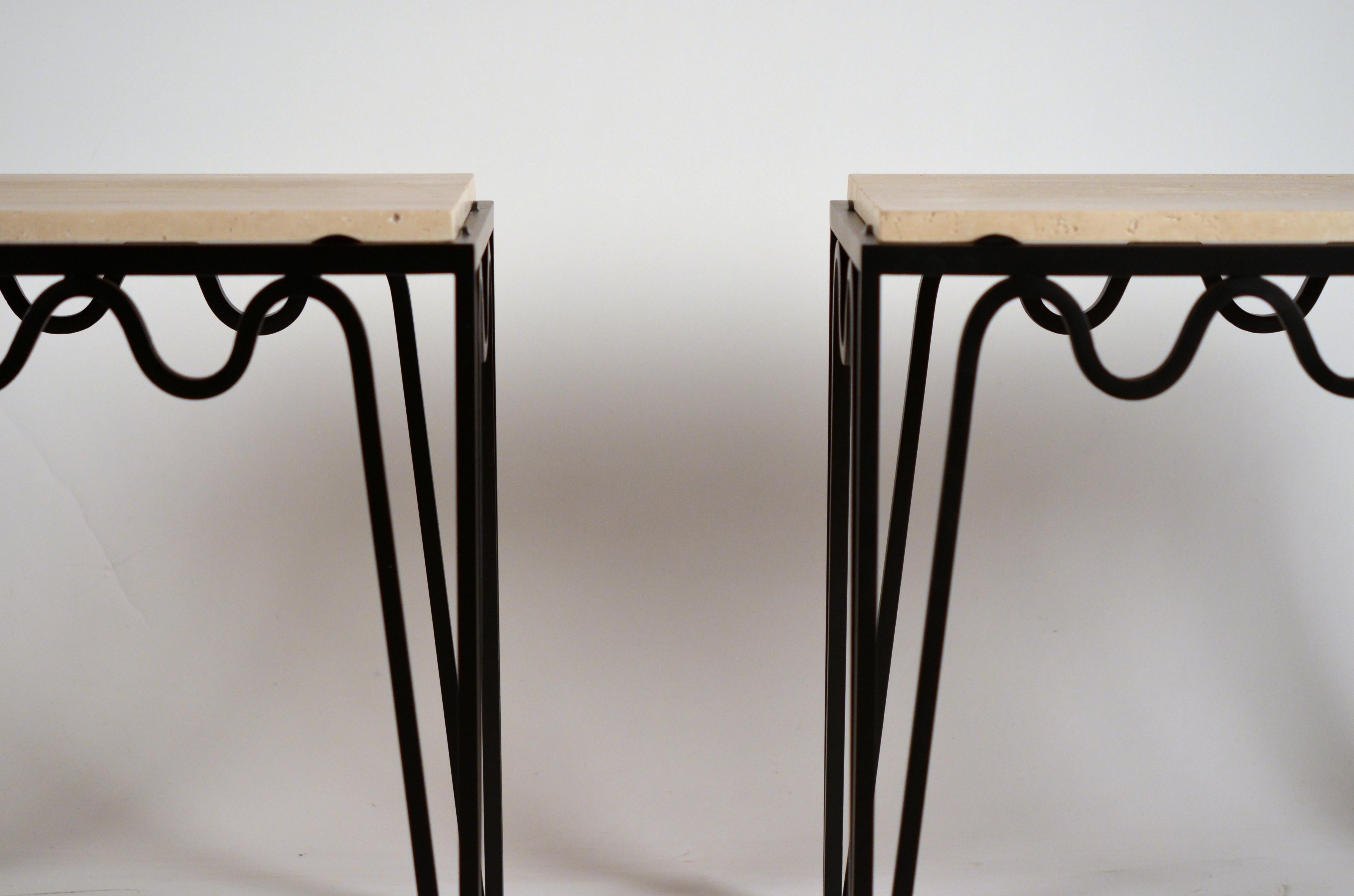 Ein Paar schicke Beistelltische 'Méandre' aus schwarzem Eisen und Travertin von Design Frères (Poliert) im Angebot