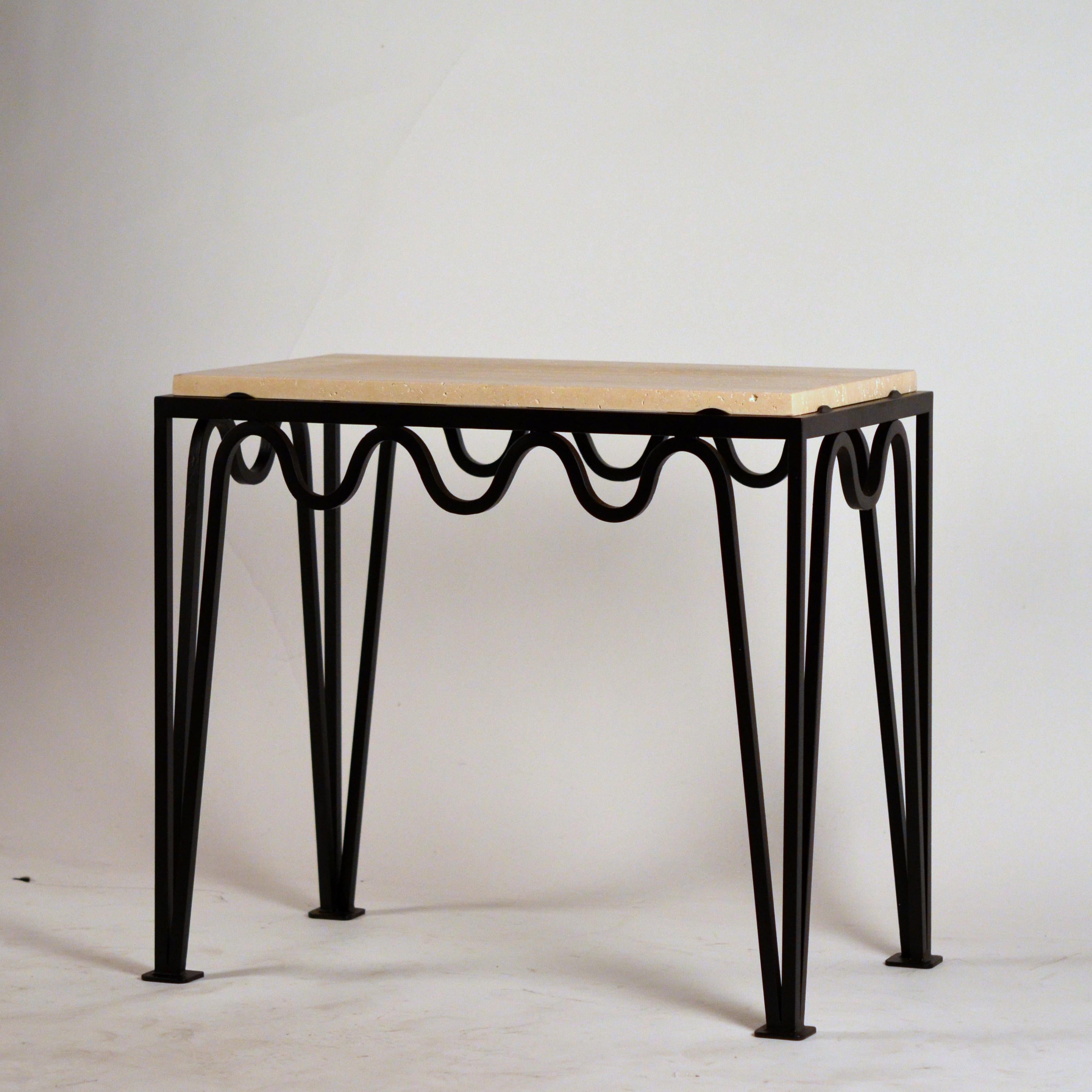 Ein Paar schicke Beistelltische 'Méandre' aus schwarzem Eisen und Travertin von Design Frères (Stahl) im Angebot