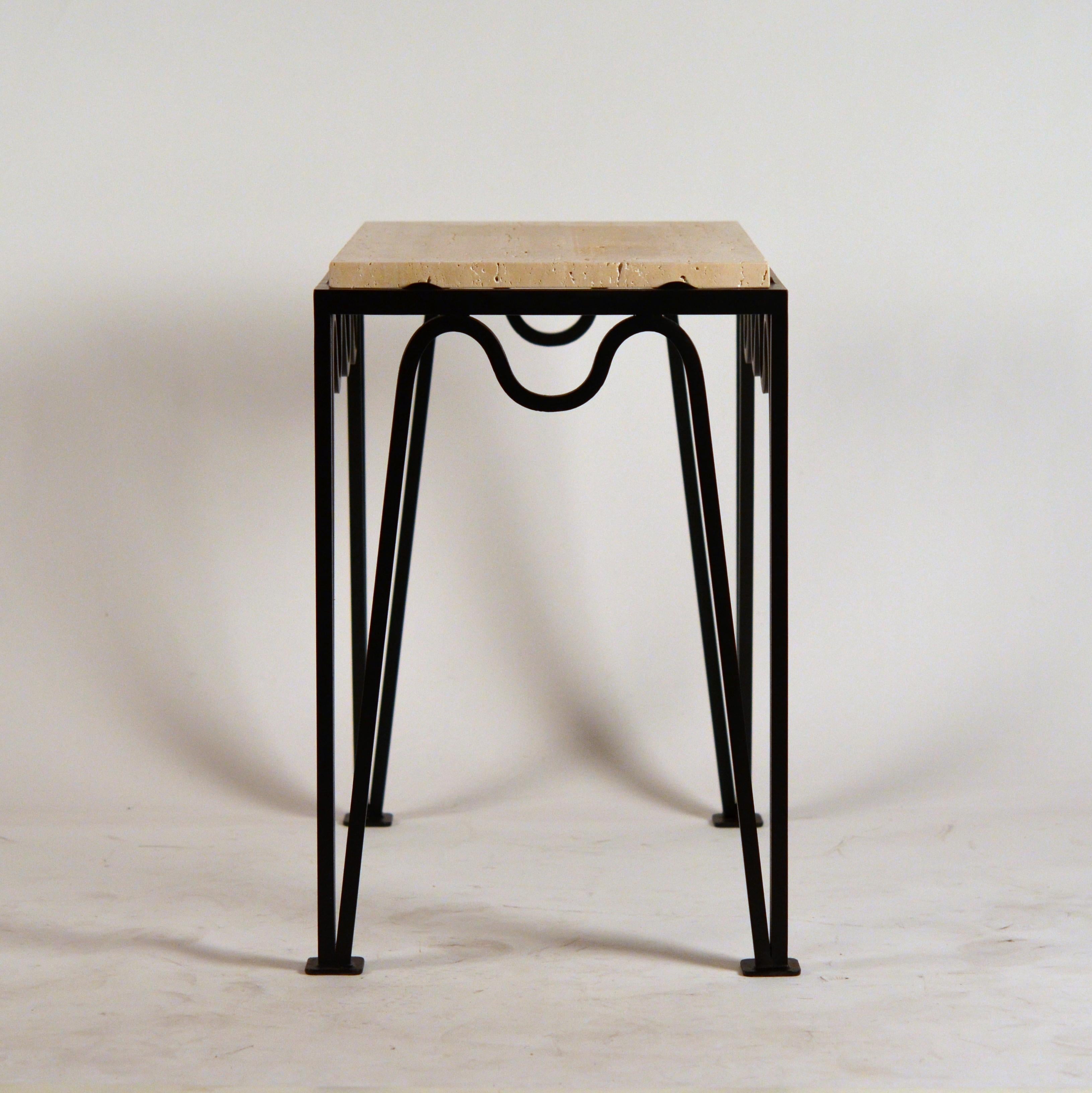 Ein Paar schicke Beistelltische 'Méandre' aus schwarzem Eisen und Travertin von Design Frères im Angebot 1