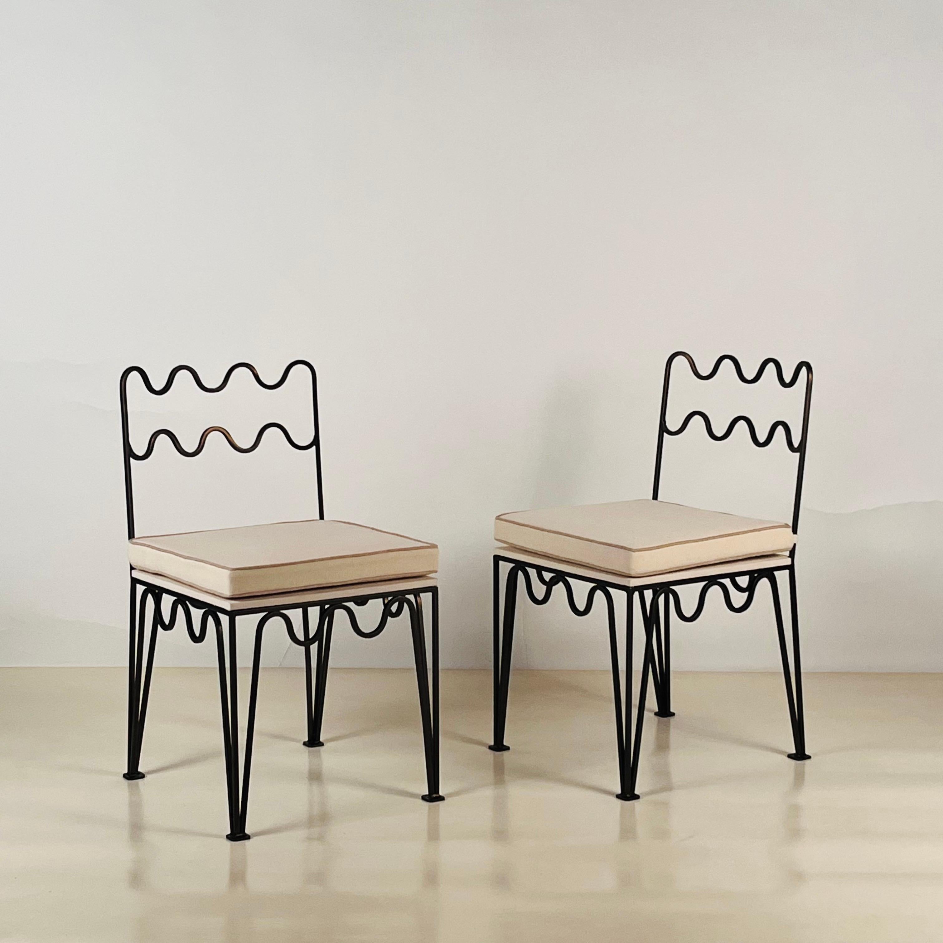 Paire de chaises d'appoint Méandre™ en bronze foncé par DESIGN FRÈRES®.

Chic et discret.

