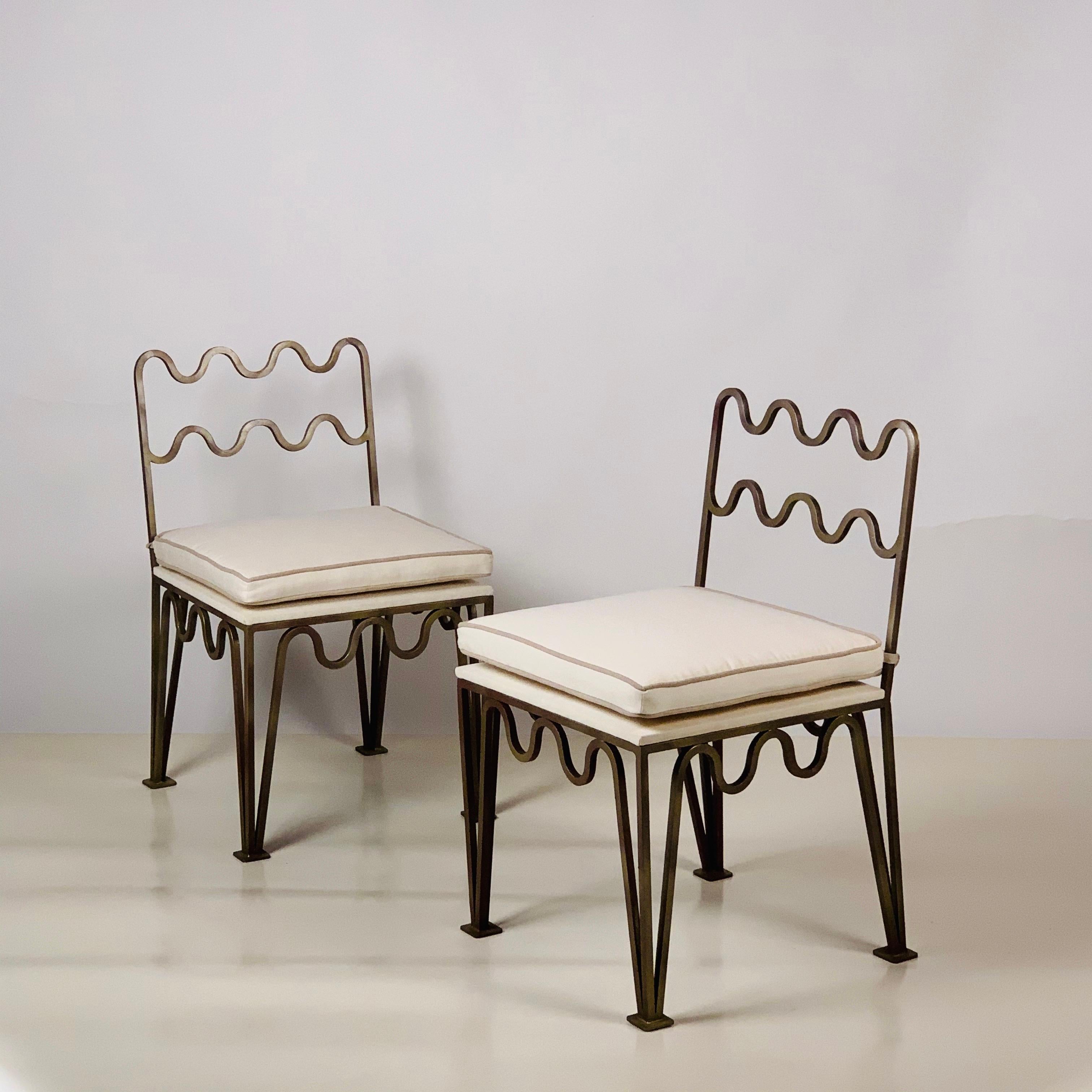 Ein Paar schicke, geschwungene Beistellstühle 'Méandre' von Design Frères.

Rahmen aus bronziertem Stahl. Gepolsterte Kissen aus natürlichem Leinen.

Diese Méandre™-Stühle aus unserer exklusiven Design Frères®-Linie werden in unserem Atelier in Los