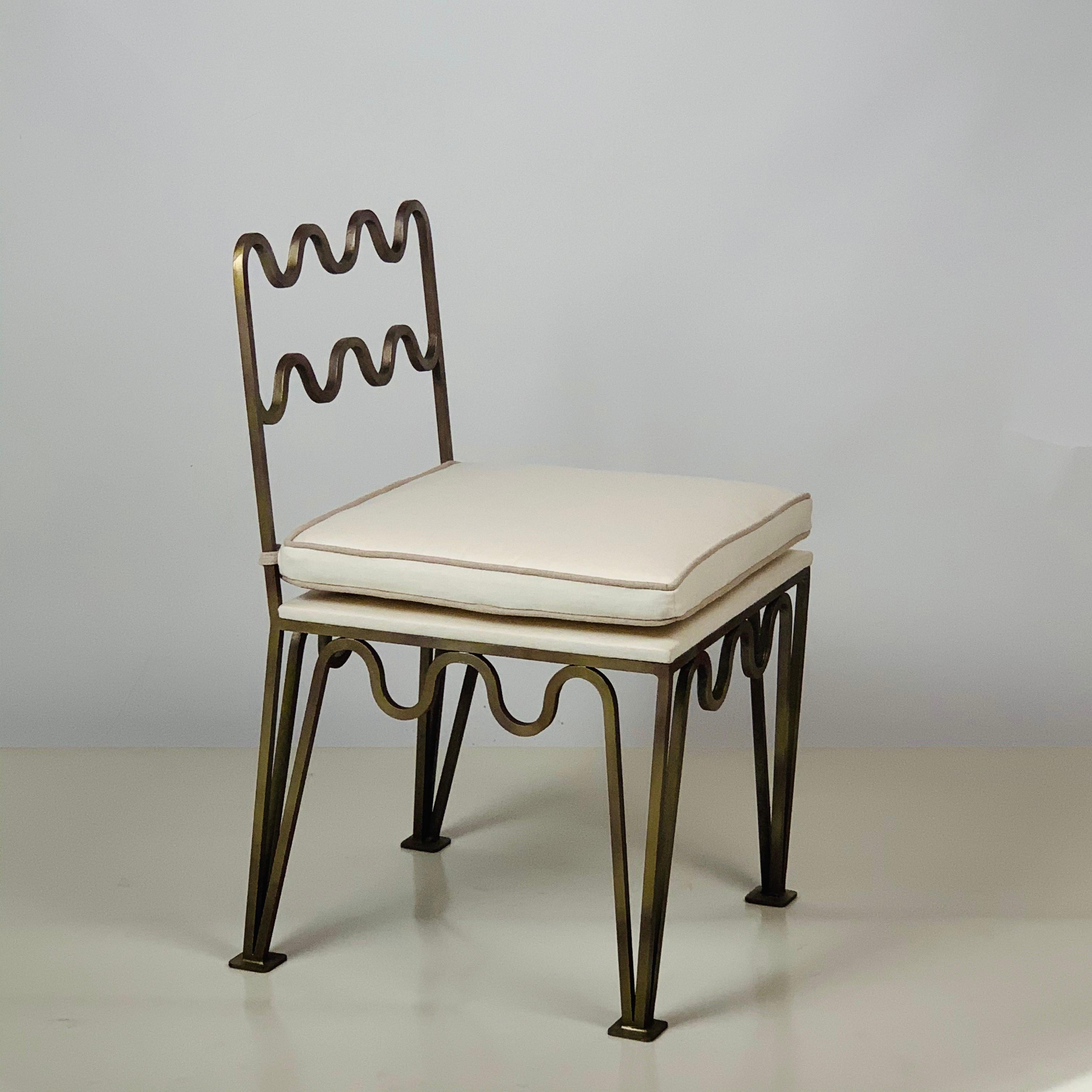 Patiné Paire de chaises d'appoint Chic 'Méandre' par Design Frères en vente