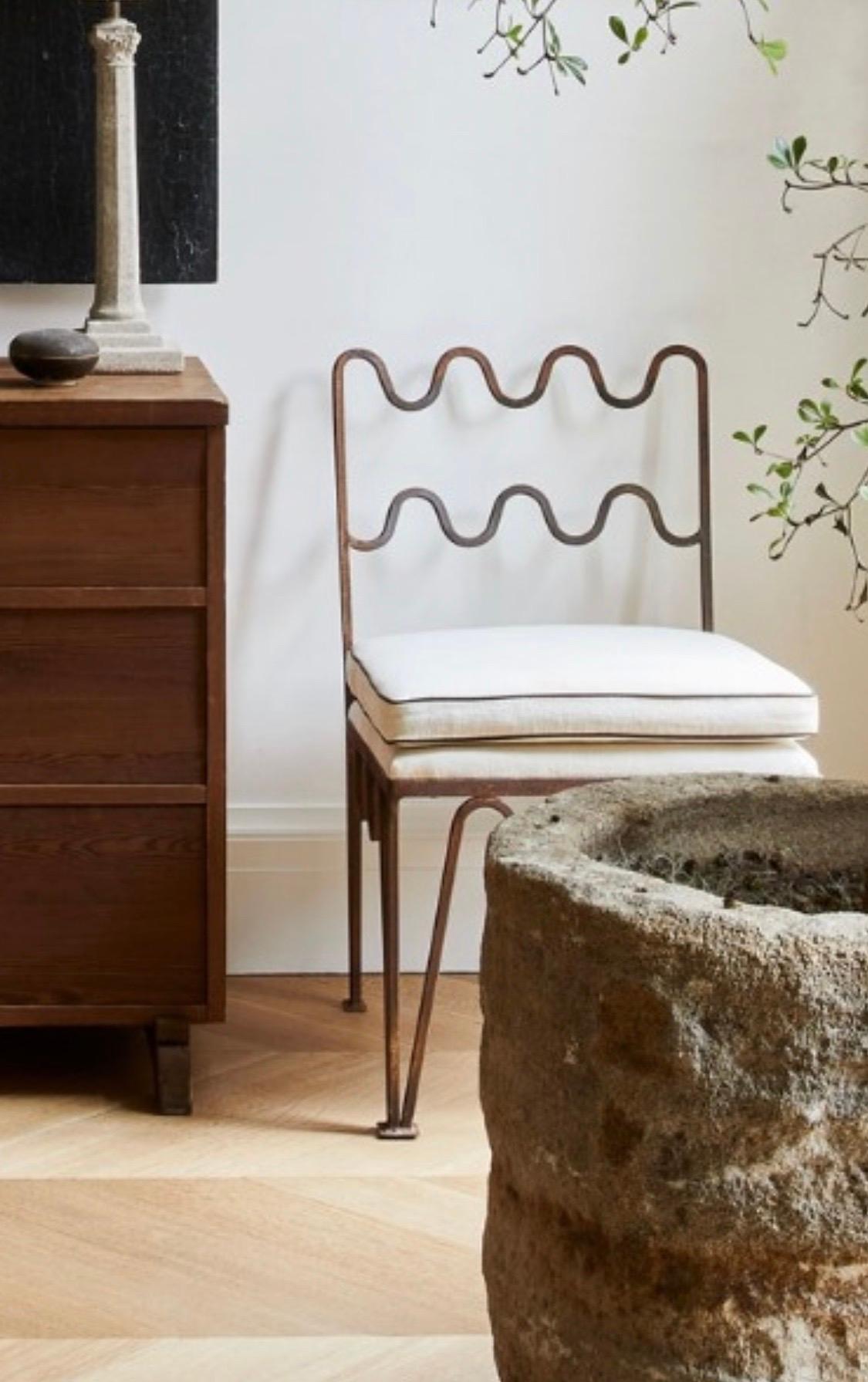 Ein Paar schicke 'Méandre' Beistellstühle von Design Frères im Angebot 1