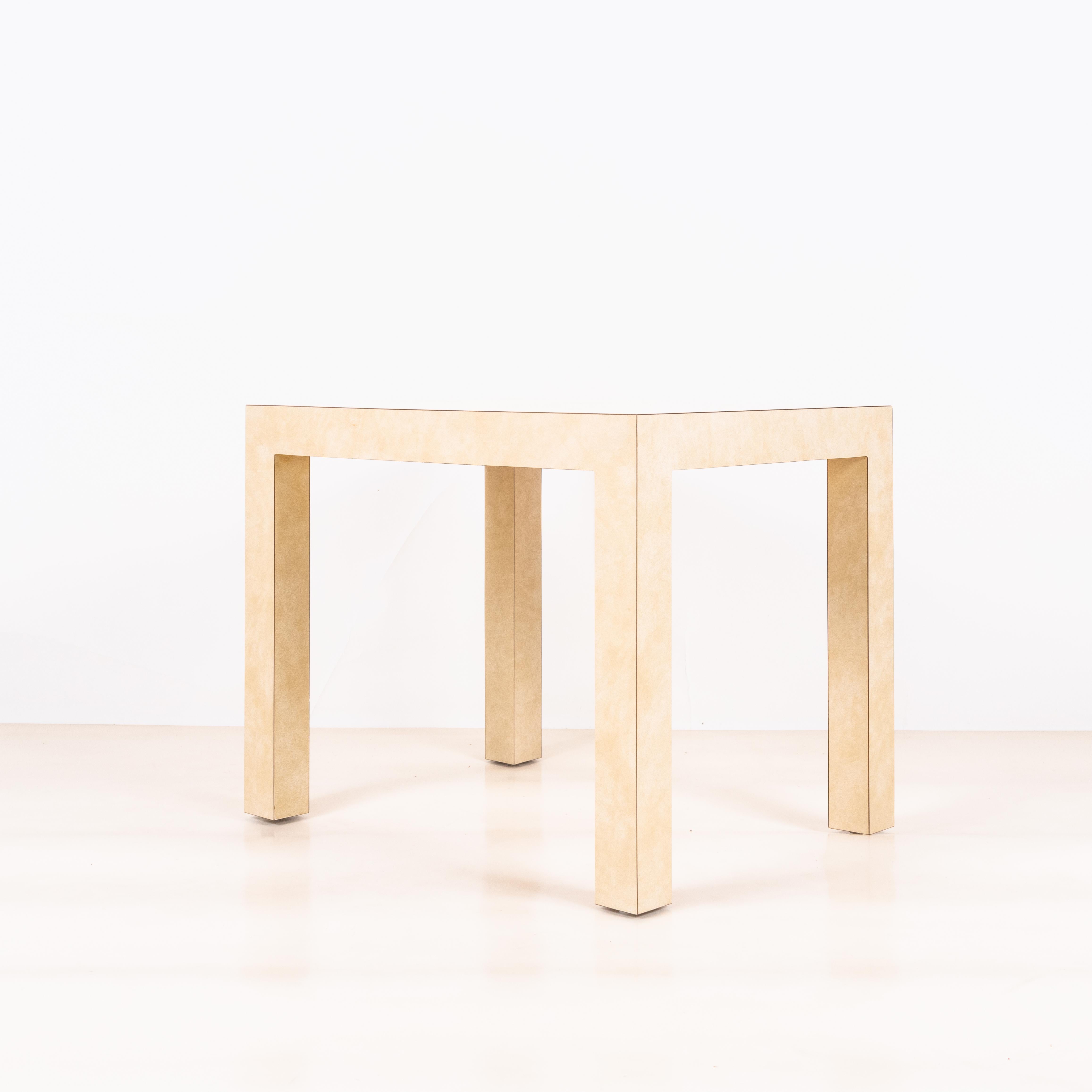 Chic Parsons Cremefarbene Pergament-Laminat-Beistelltische oder Nachttische, Paar (amerikanisch) im Angebot