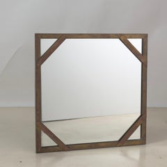 Pareja de elegantes espejos de latón patinado con tachuelas de Sarried