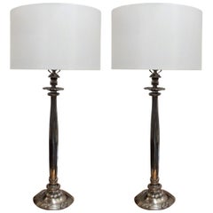 Coppia di lampade da tavolo a colonna scanalata in bronzo fuso argentato di gusto chic