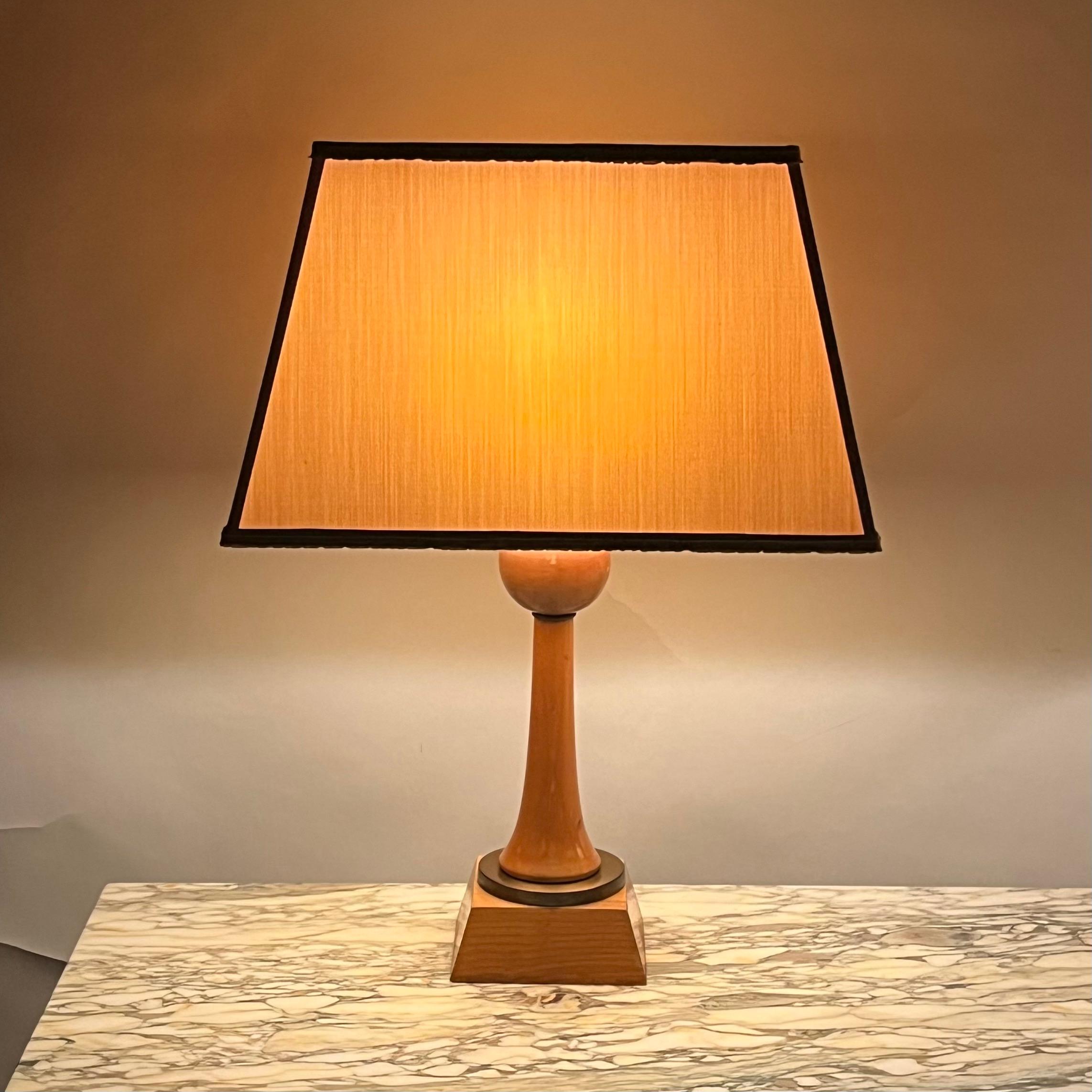 Paire de lampes Art Déco en sycomore et bronze doré dans le style d'André Arbus en vente 2