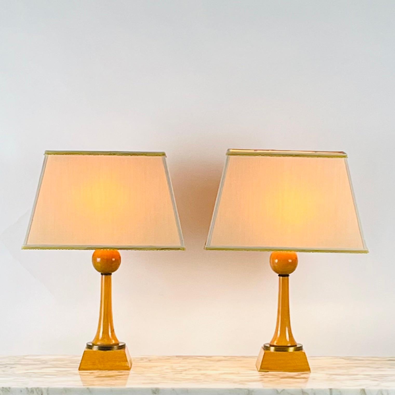 Paire de lampes Art Déco en sycomore et bronze doré dans le style d'André Arbus. Les abat-jour en soie sont inclus.

Les dimensions indiquées sont les dimensions totales des lampes avec les abat-jours.

Rarement une paire.