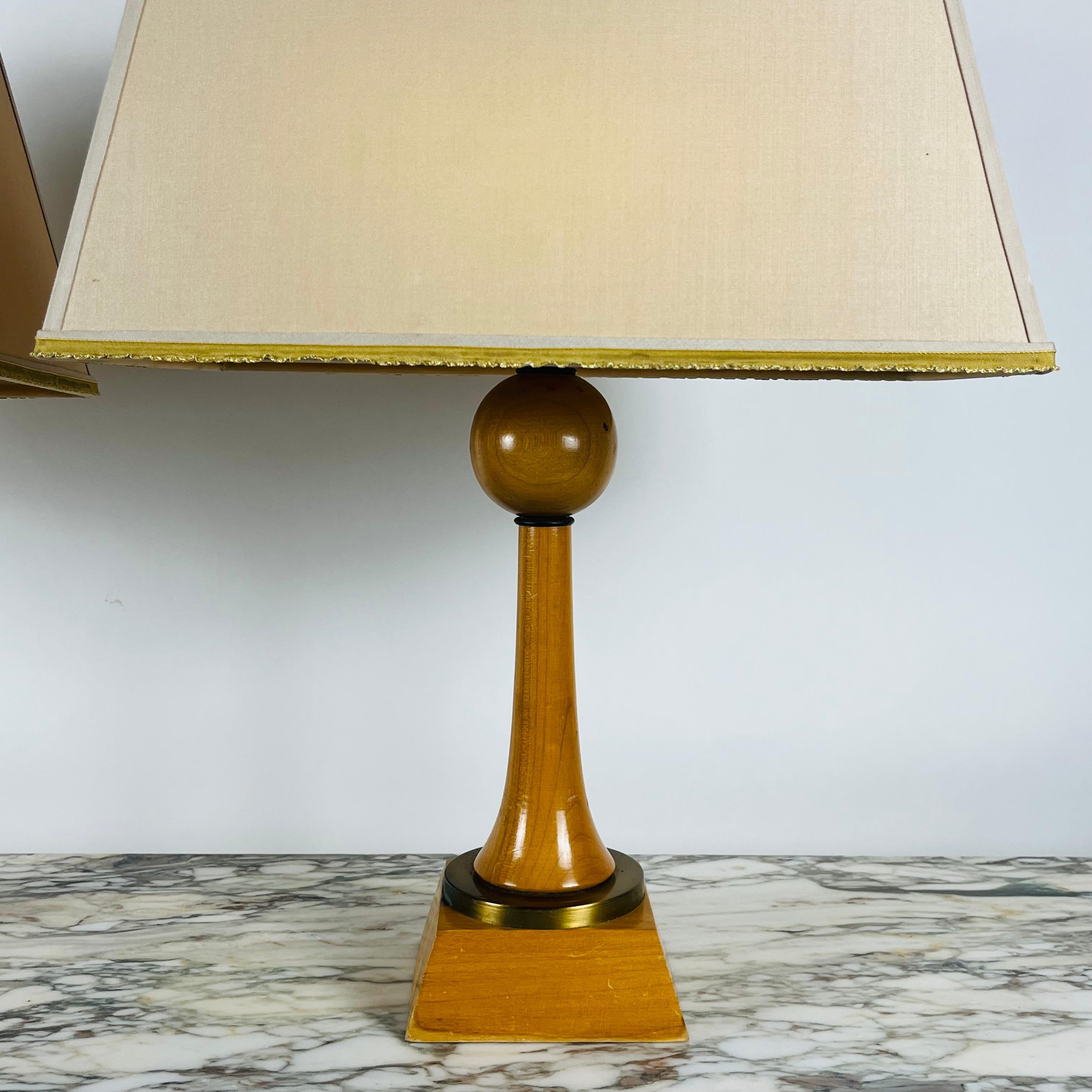 Moderne Paire de lampes Art Déco en sycomore et bronze doré dans le style d'André Arbus en vente
