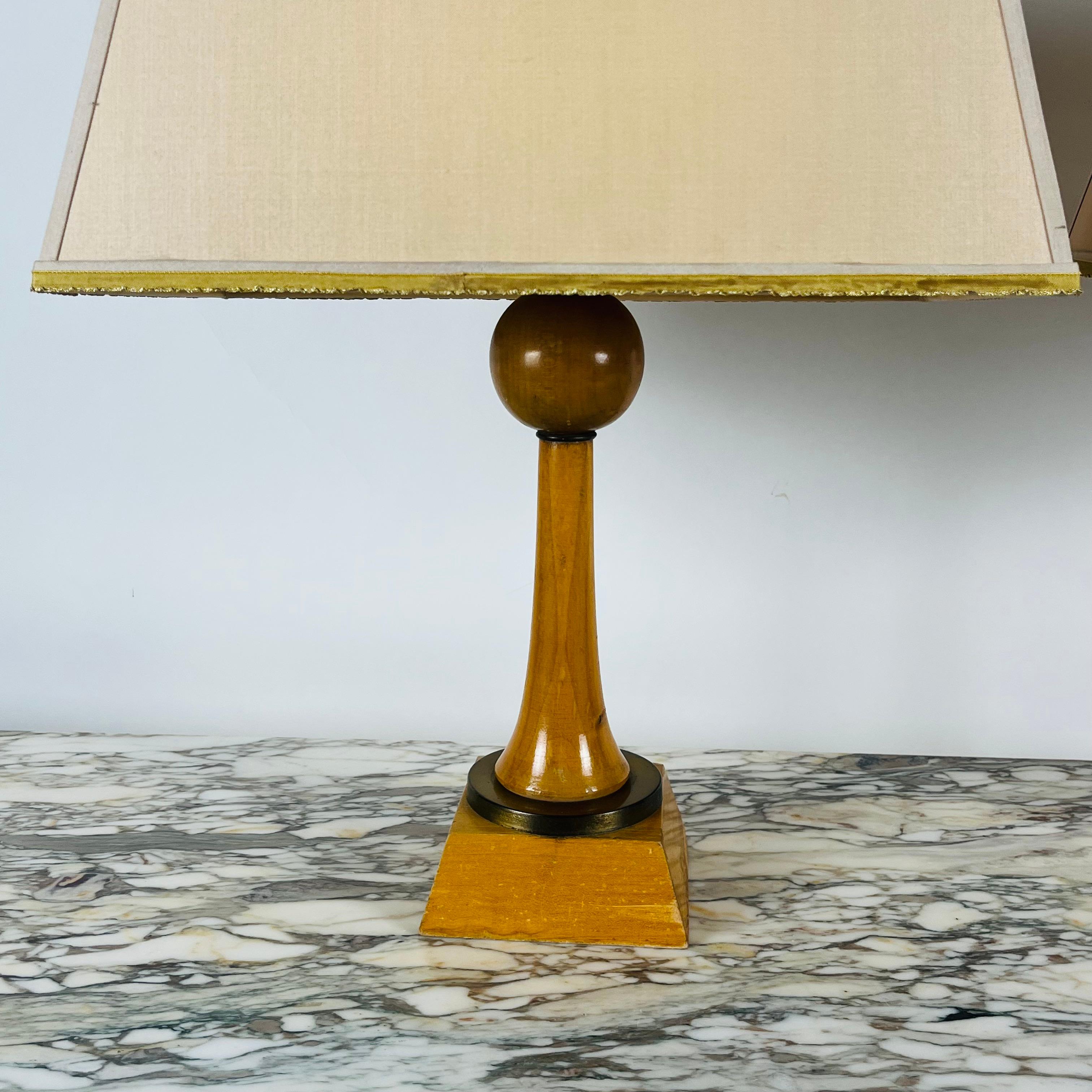 Français Paire de lampes Art Déco en sycomore et bronze doré dans le style d'André Arbus en vente
