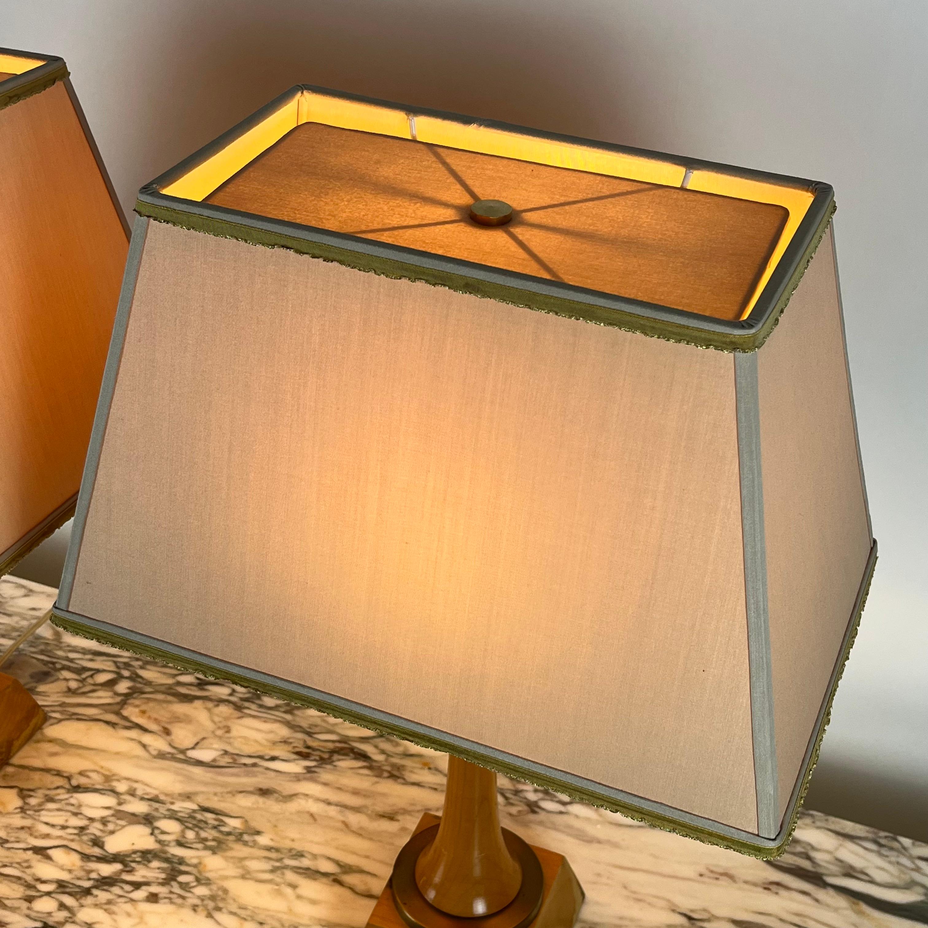 Doré Paire de lampes Art Déco en sycomore et bronze doré dans le style d'André Arbus en vente