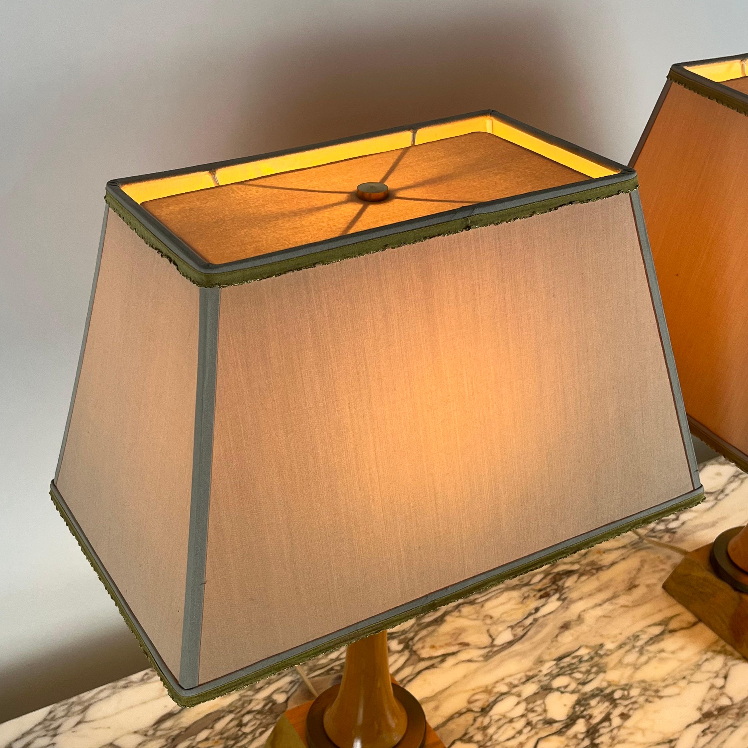 Paire de lampes Art Déco en sycomore et bronze doré dans le style d'André Arbus Bon état - En vente à Los Angeles, CA