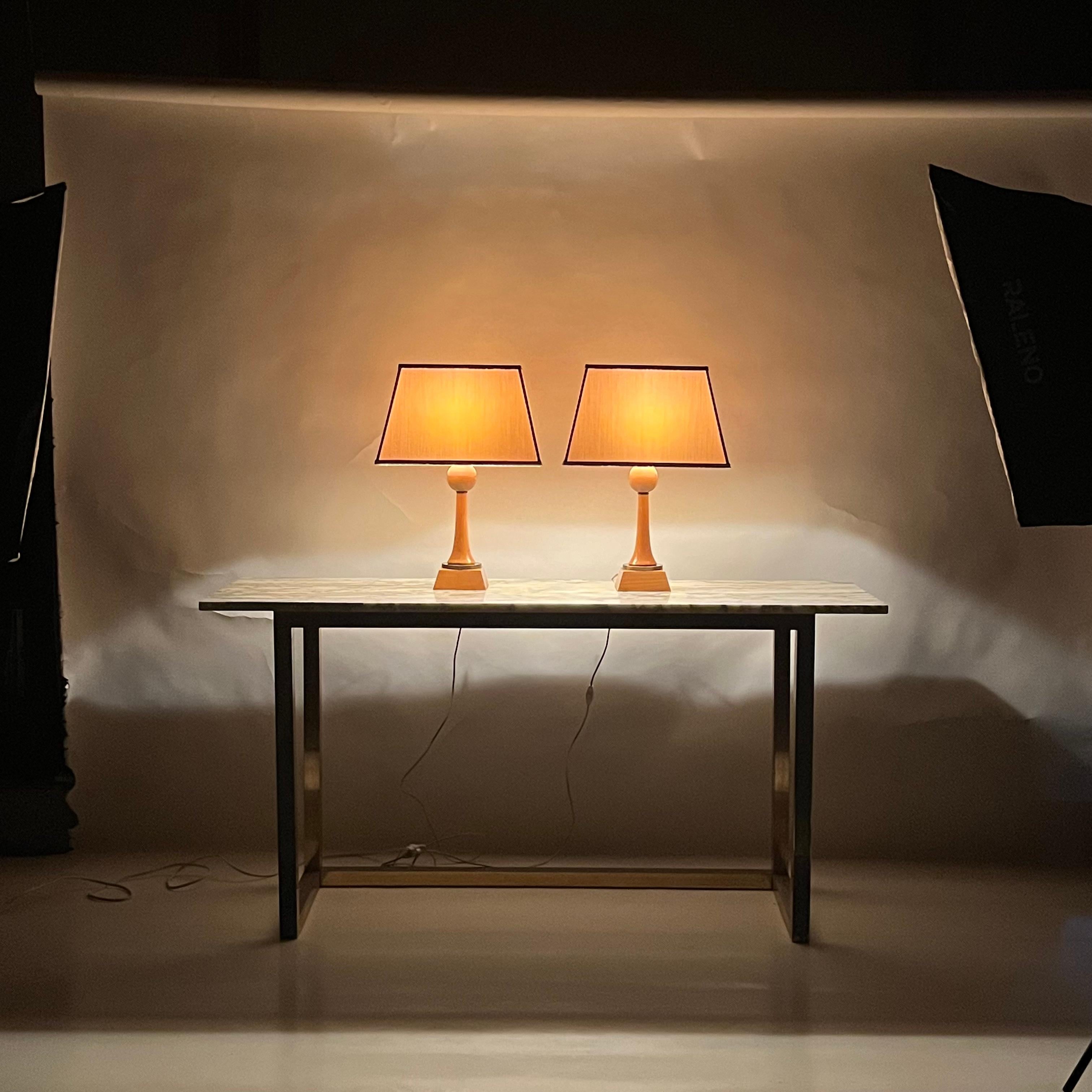 Milieu du XXe siècle Paire de lampes Art Déco en sycomore et bronze doré dans le style d'André Arbus en vente