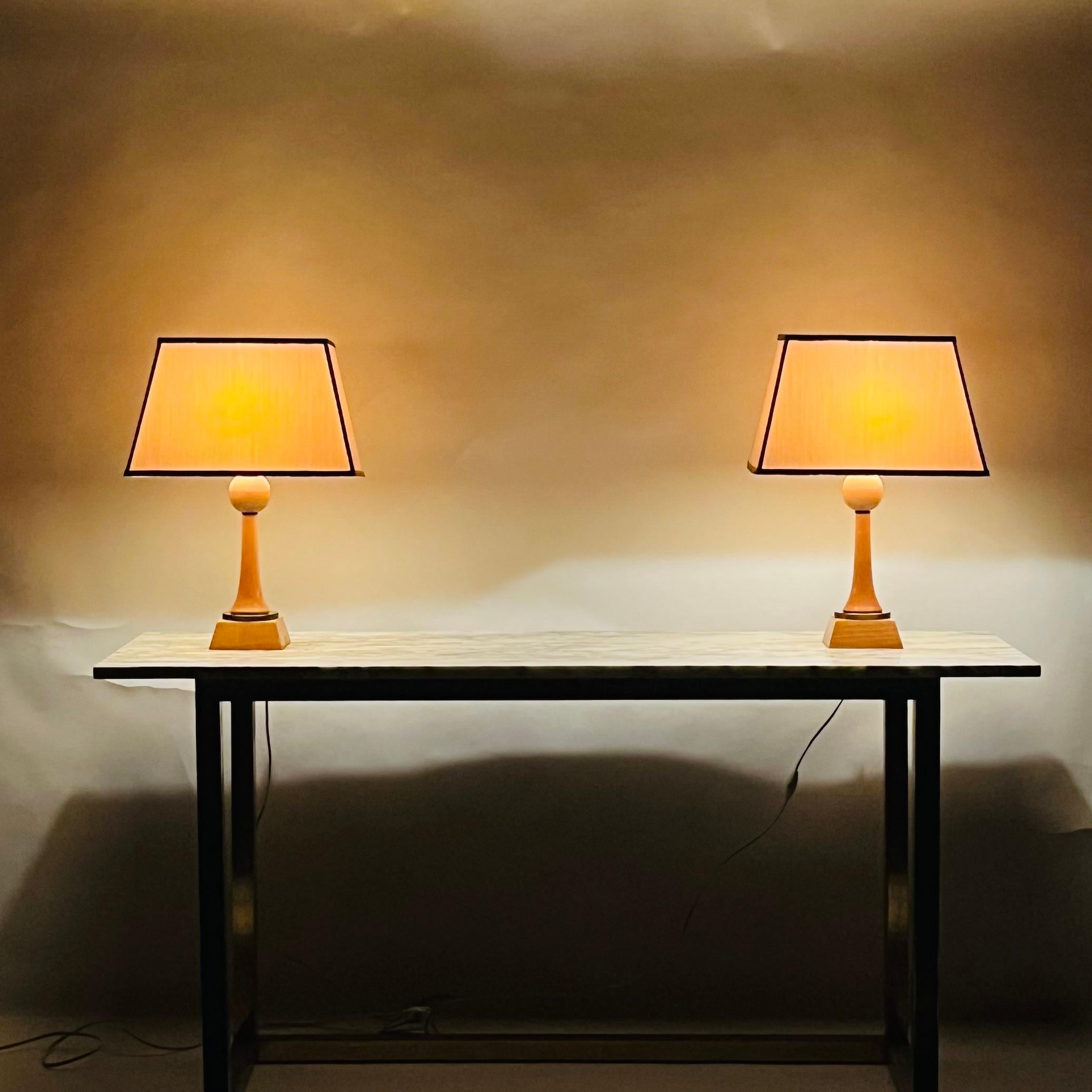 Bois Paire de lampes Art Déco en sycomore et bronze doré dans le style d'André Arbus en vente