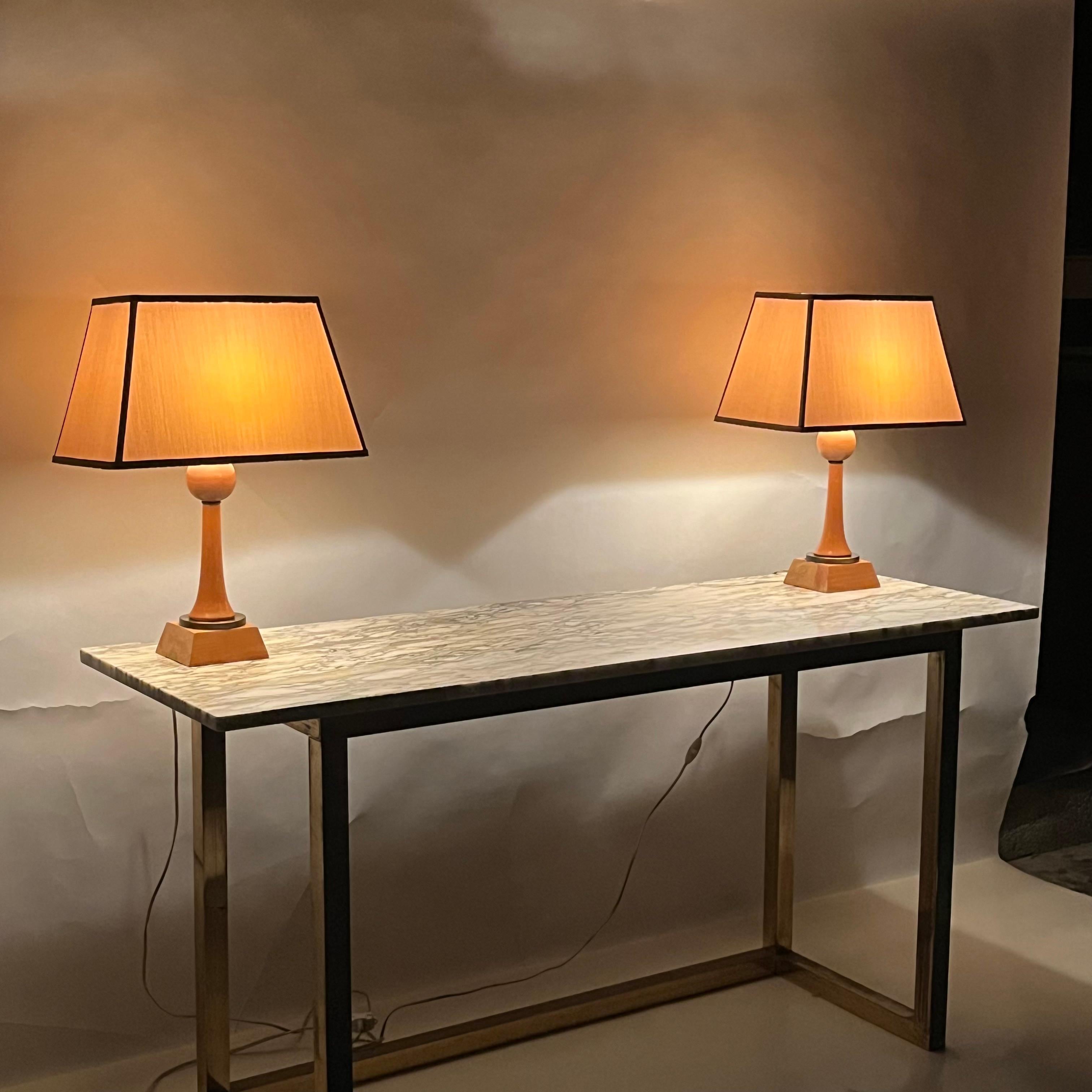 Paire de lampes Art Déco en sycomore et bronze doré dans le style d'André Arbus en vente 1