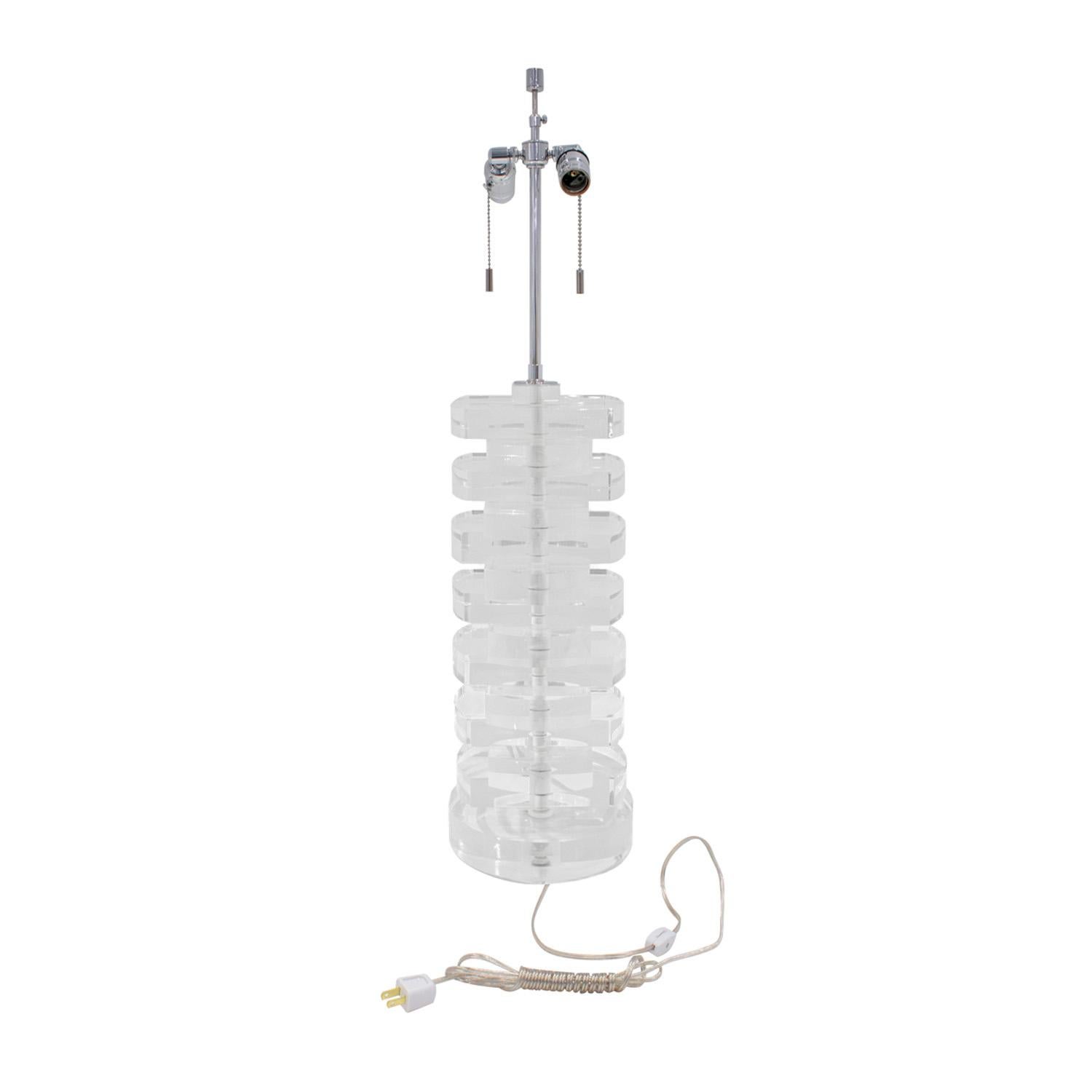 Modern Pair of Chic Table Lamps in Stacked Solid Lucite 1980s For Sale