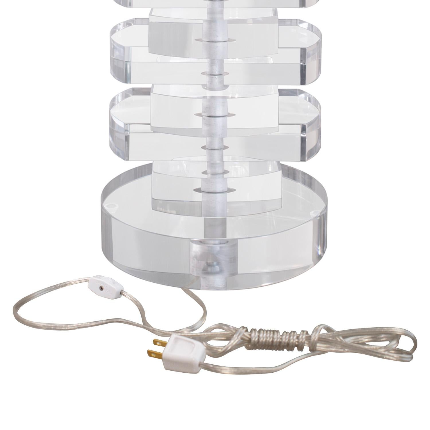 Ein Paar schicke Tischlampen aus gestapeltem massivem Lucite 1980s (Handgefertigt) im Angebot