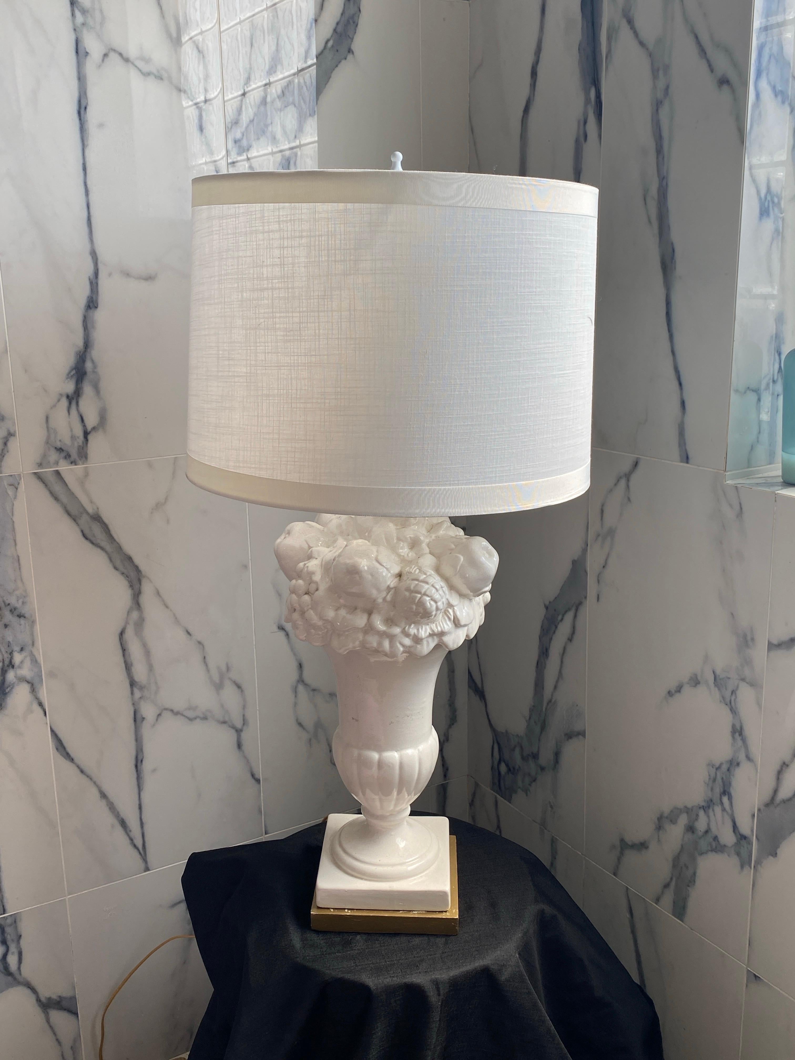 Pareja de elegantes lámparas de sobremesa italianas vintage Blanc de Chine Fruit Topiary. en venta 4